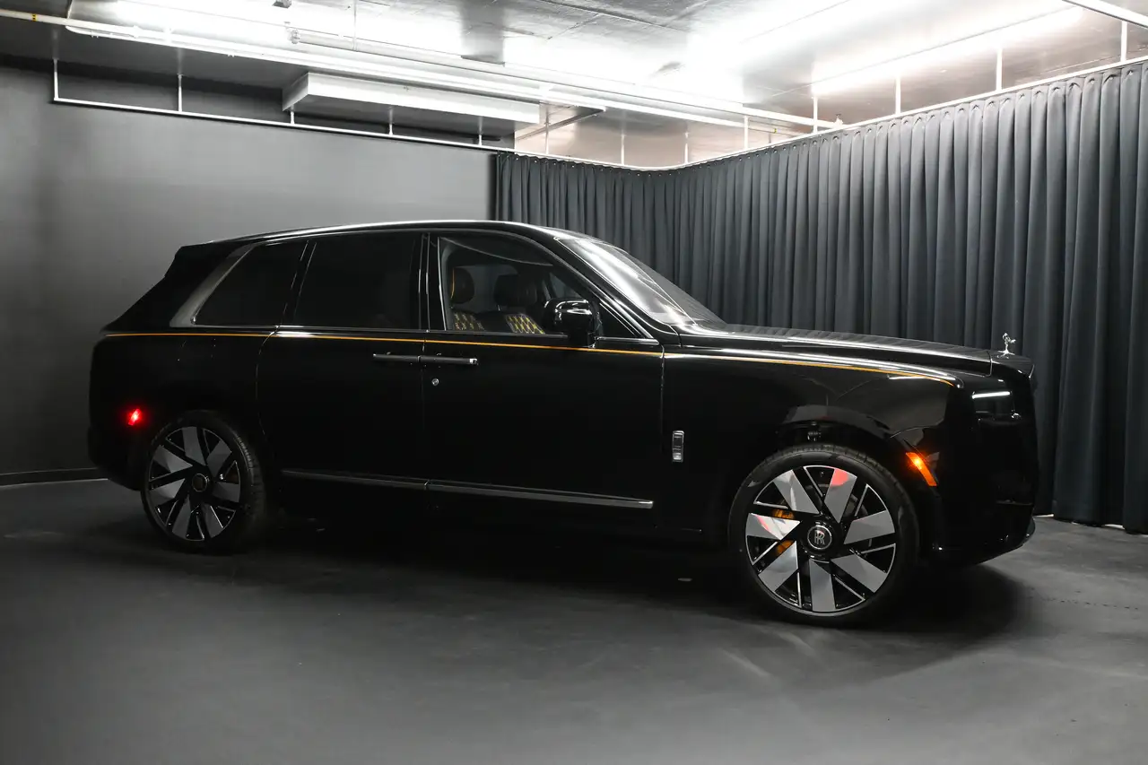 Rolls-Royce Cullinan снимка Rolls-Royce Cullinan