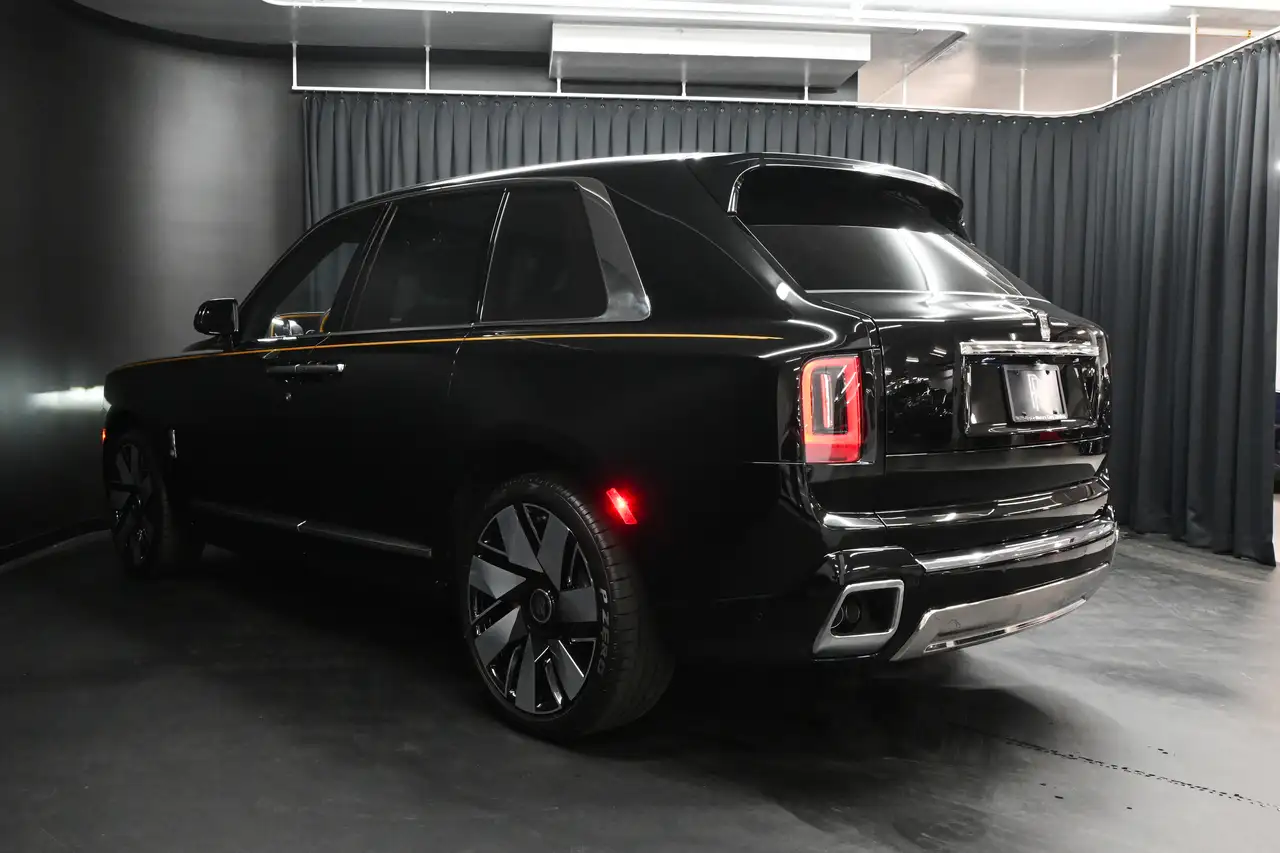 Rolls-Royce Cullinan снимка Rolls-Royce Cullinan