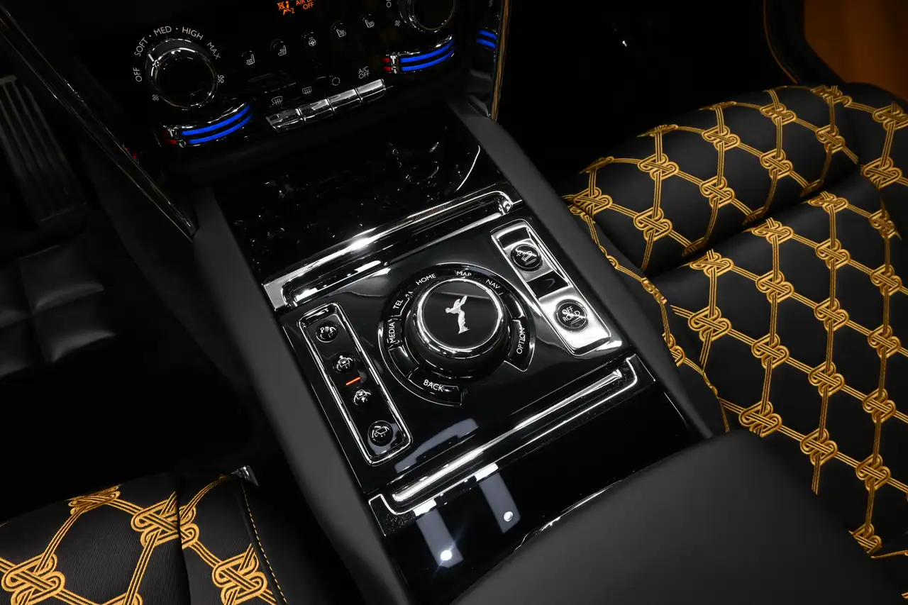 Rolls-Royce Cullinan снимка Rolls-Royce Cullinan