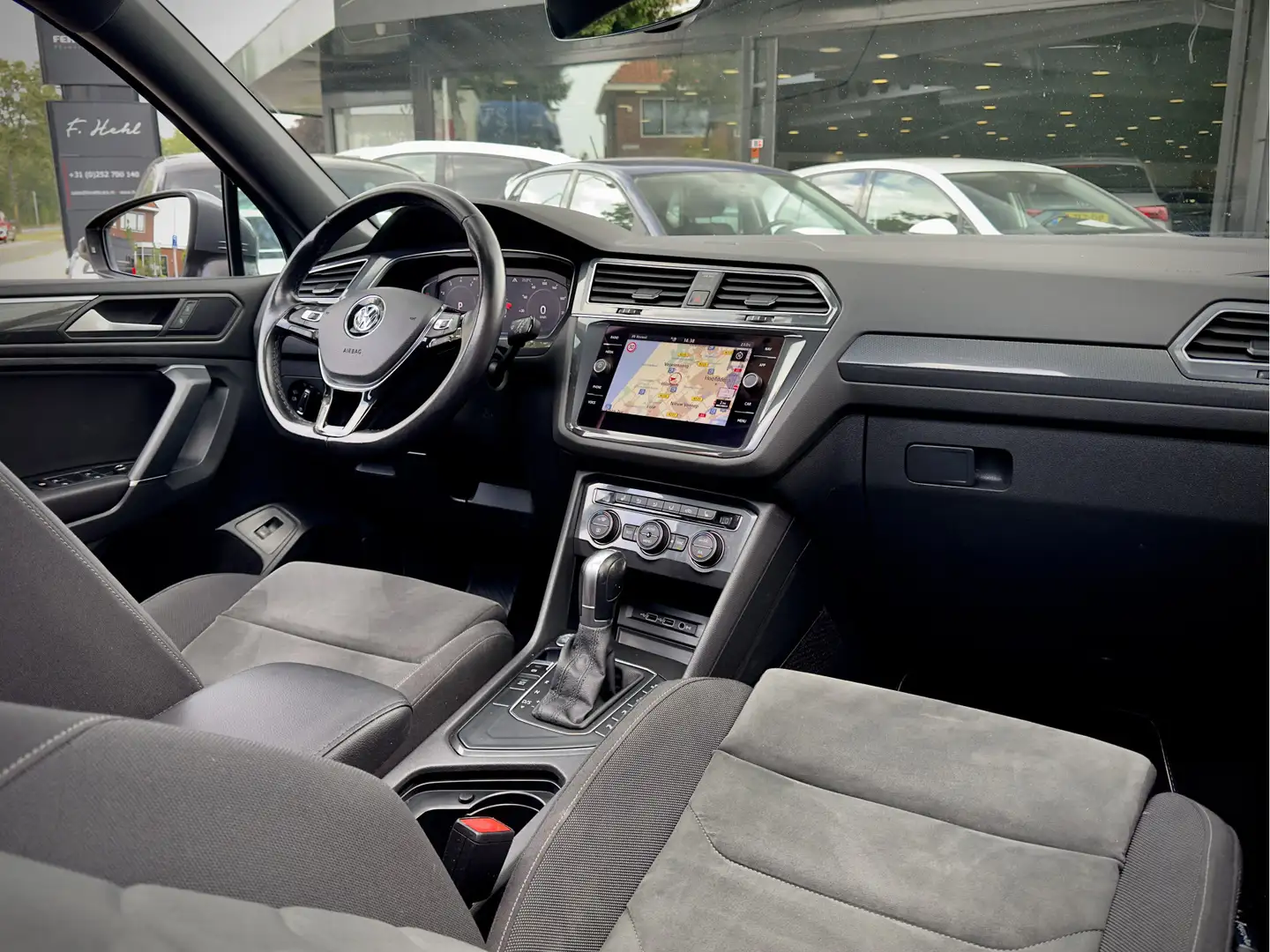 Volkswagen Tiguan Allspace 1.5 TSI AUT7 HIGHLINE 2X R-LINE PANODAK NAVI CAMER Grijs - 2