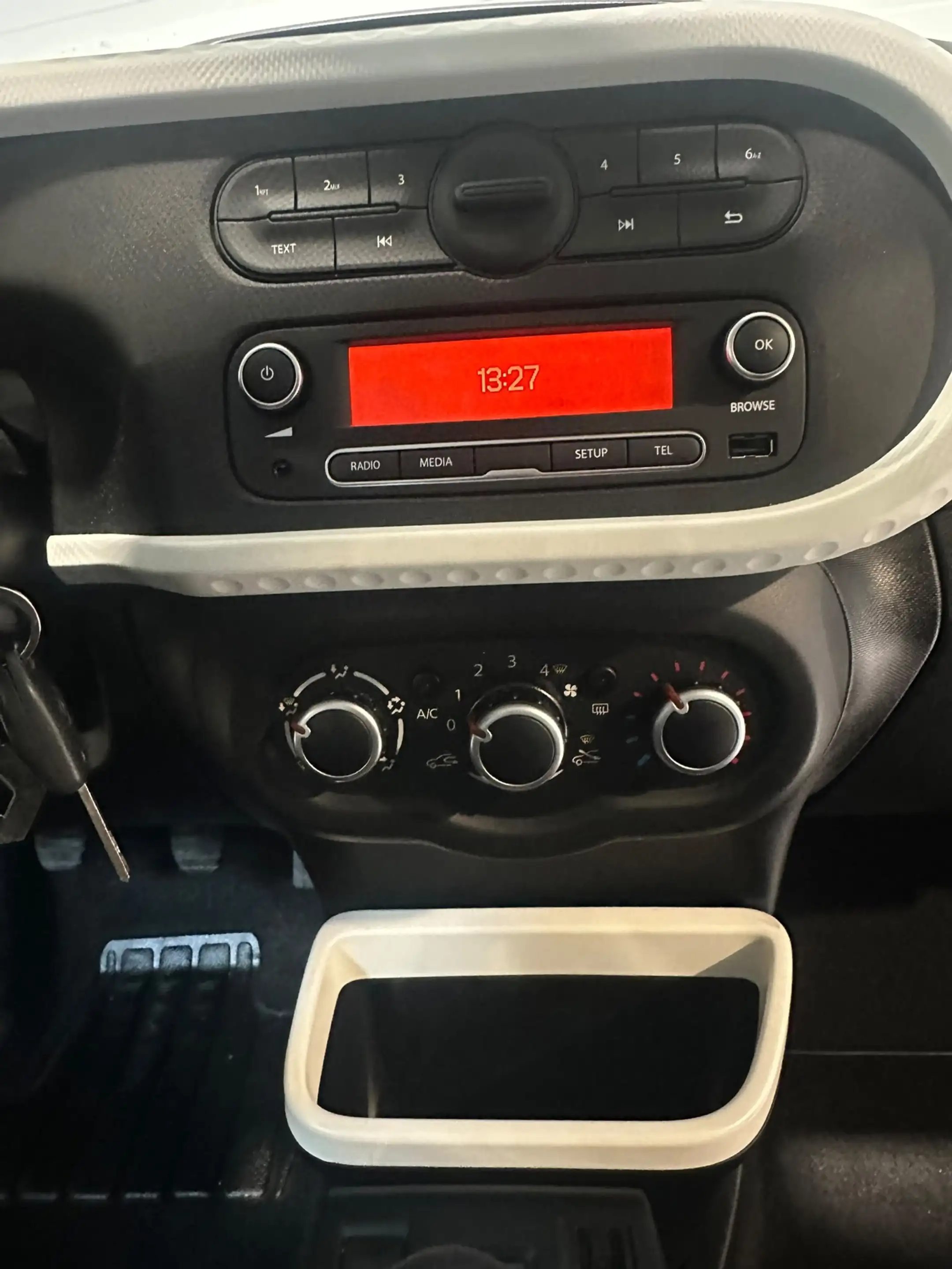Renault Twingo 1.0 SCe Expression 2014 Nieuwe APK 41DKM — photo 11