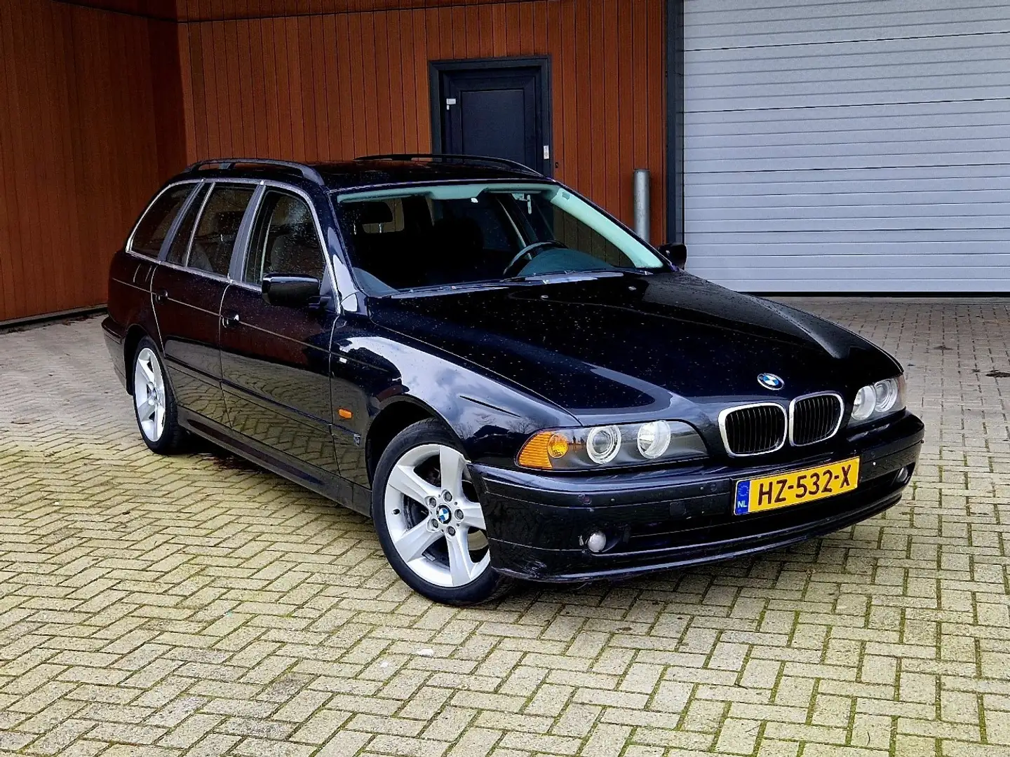 BMW 520 i crna - 1