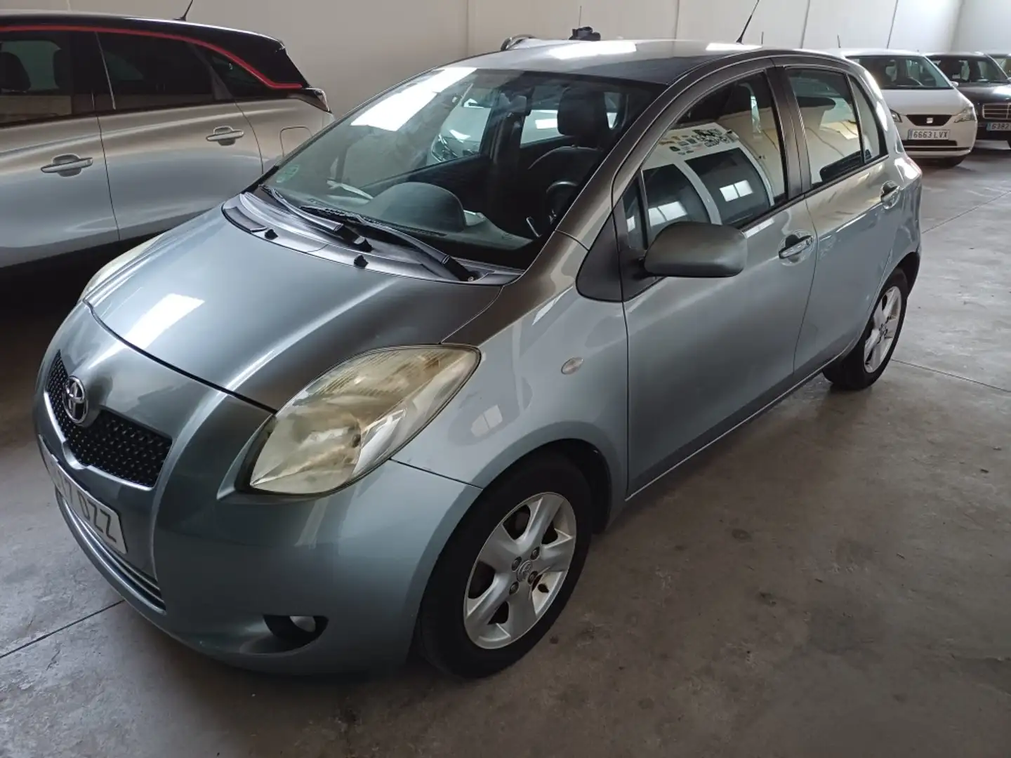 Toyota Yaris 1.3 Sol Aut. Gris - 1