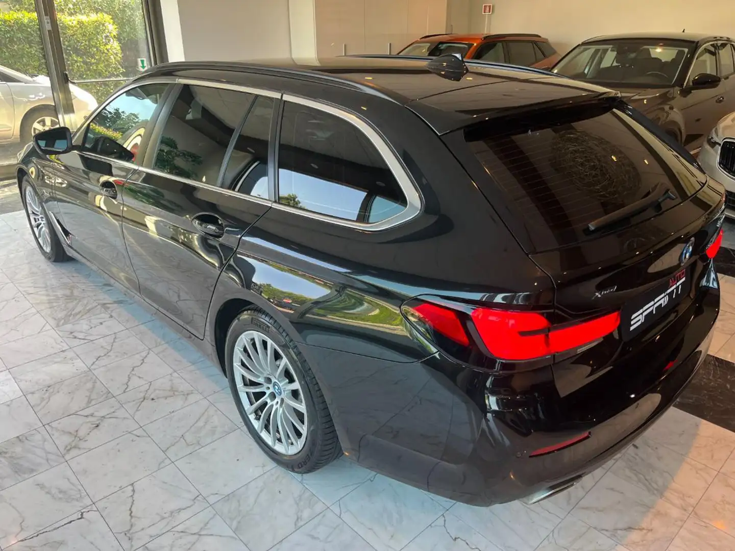 BMW 530 e Touring xDrive 184cv Business Plug-In Negro - 2