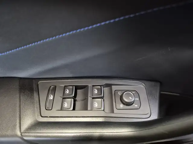 Volkswagen T-Roc view 16