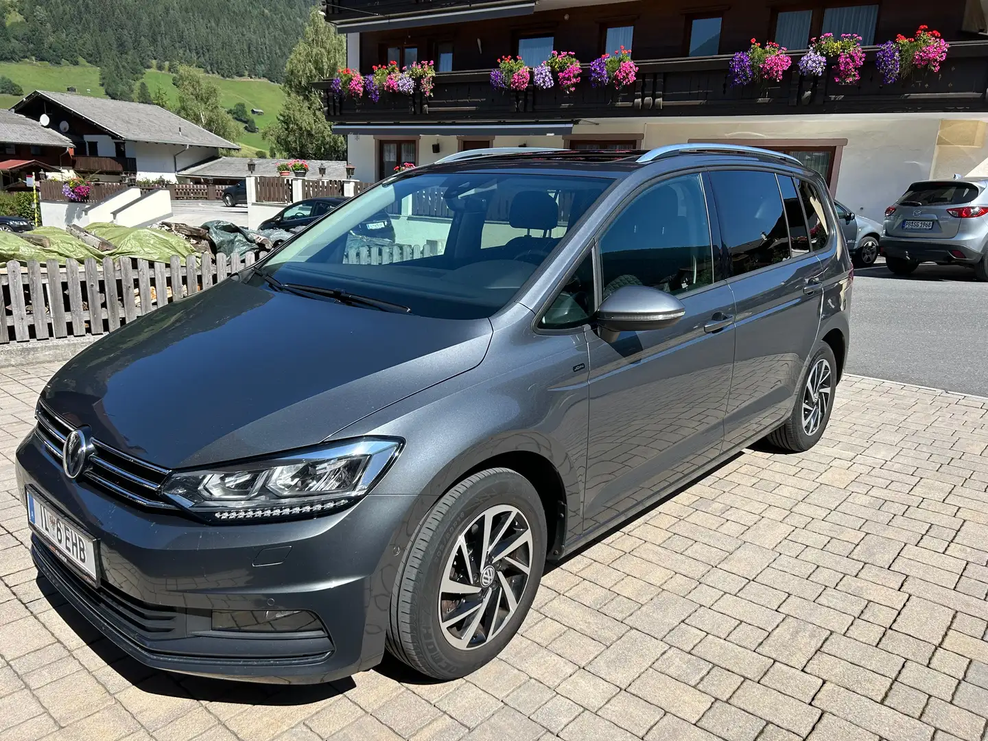 Volkswagen Touran Touran Highline 1,6 SCR TDI DSG Highline Grau - 1