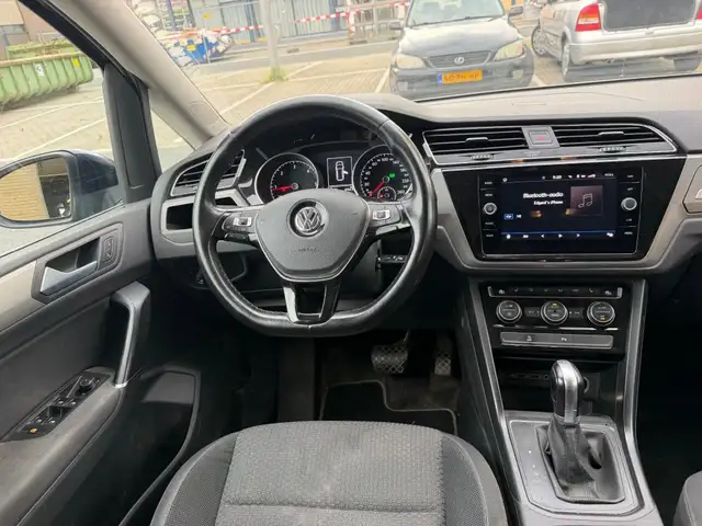 Volkswagen Touran view 2