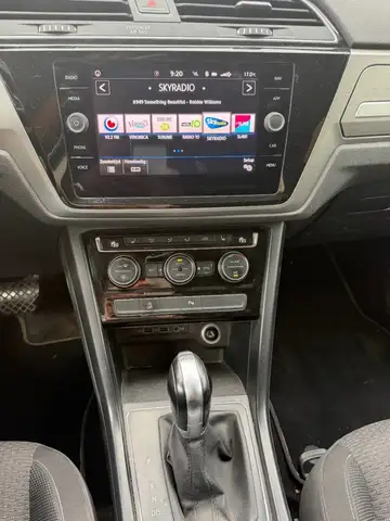 Volkswagen Touran view 3