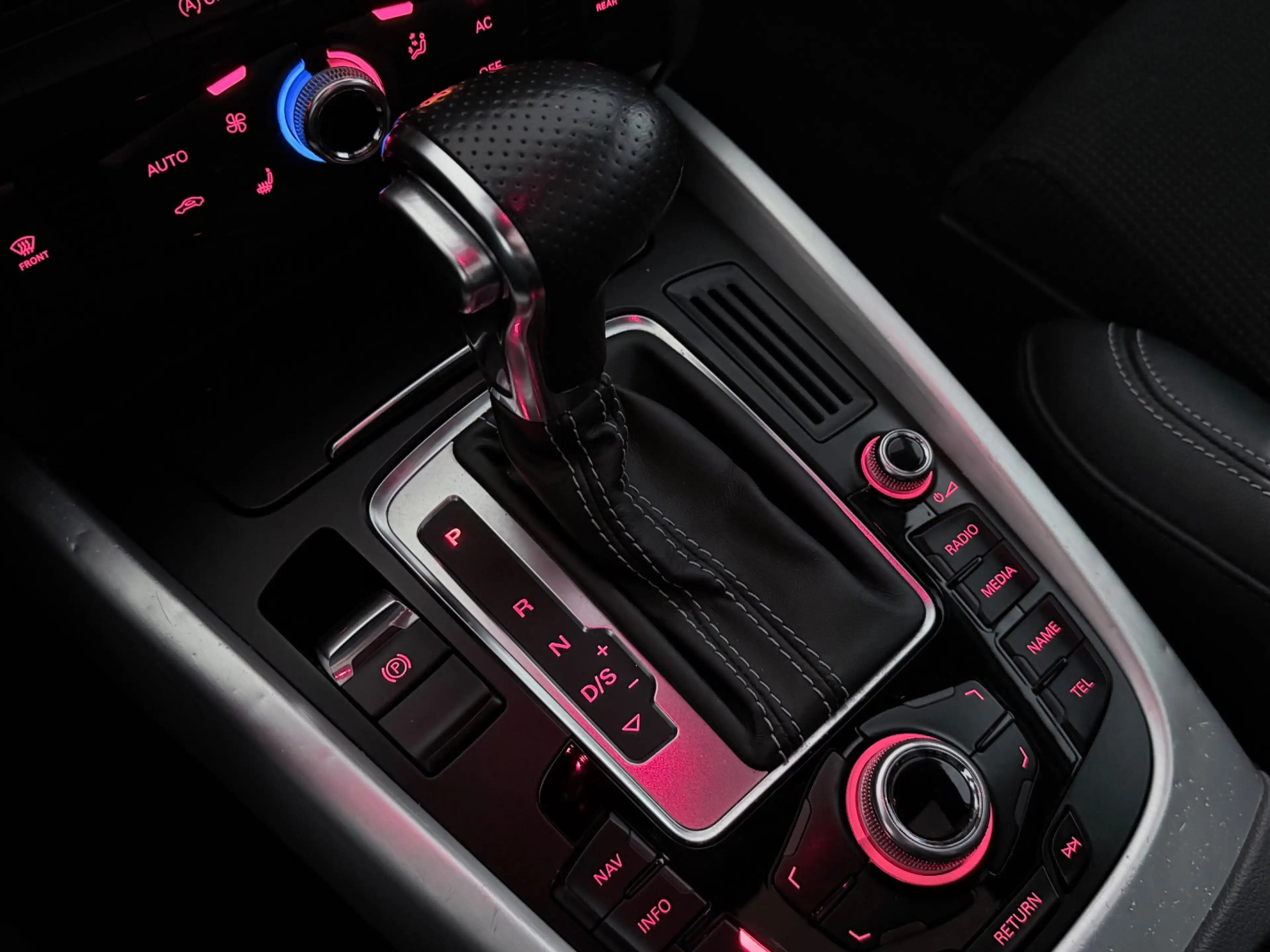 Audi Q5 2.0 TFSI Quattro S-Line Black Edition /Clima/PANO/ — photo 37