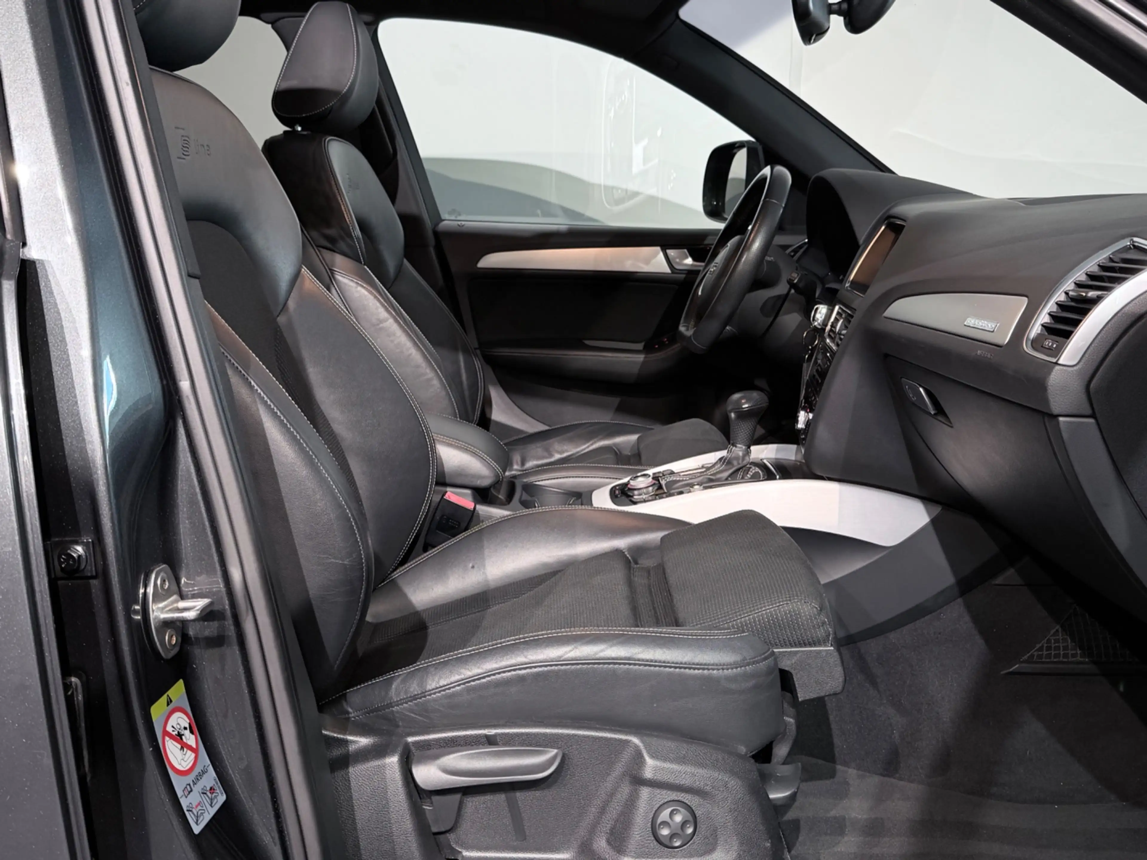 Audi Q5 2.0 TFSI Quattro S-Line Black Edition /Clima/PANO/ — photo 31