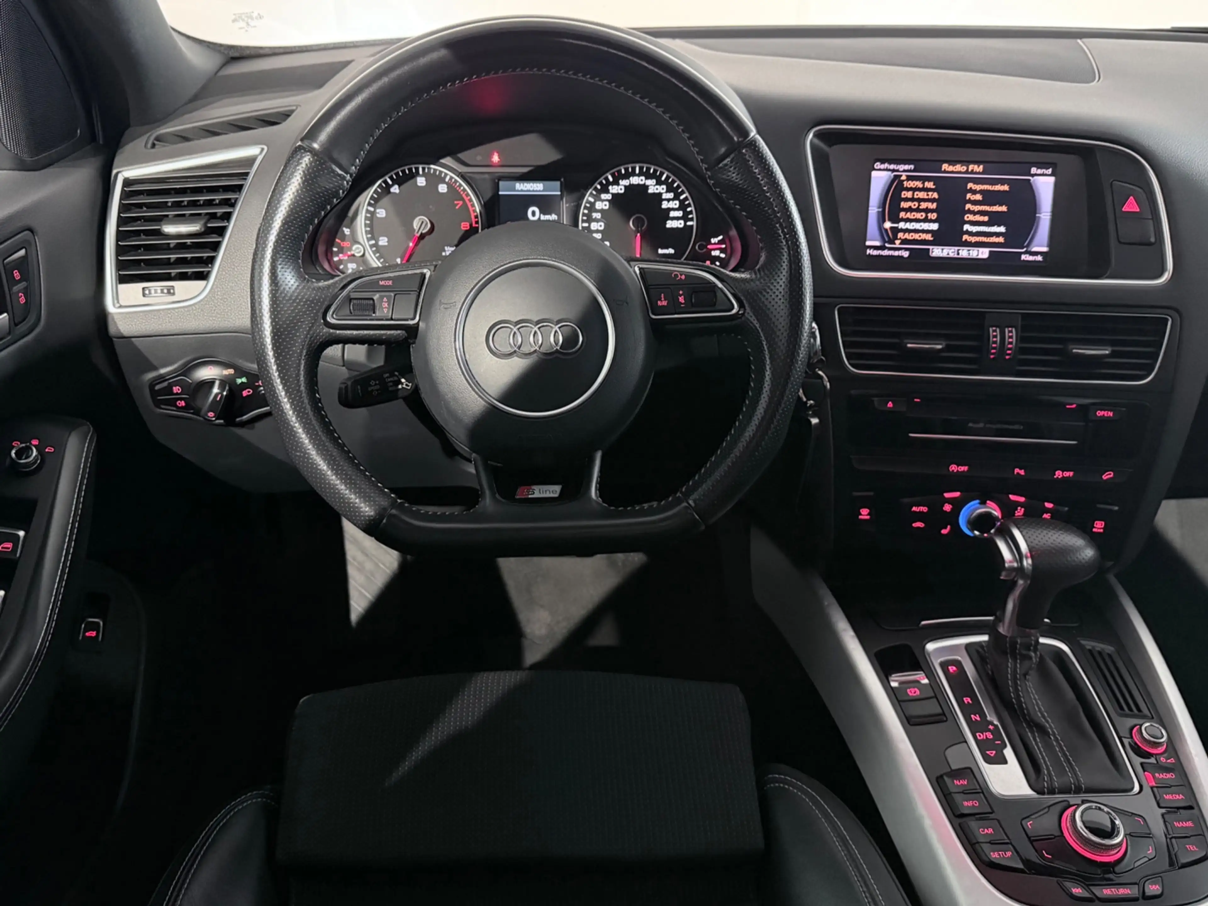Audi Q5 2.0 TFSI Quattro S-Line Black Edition /Clima/PANO/ — photo 17