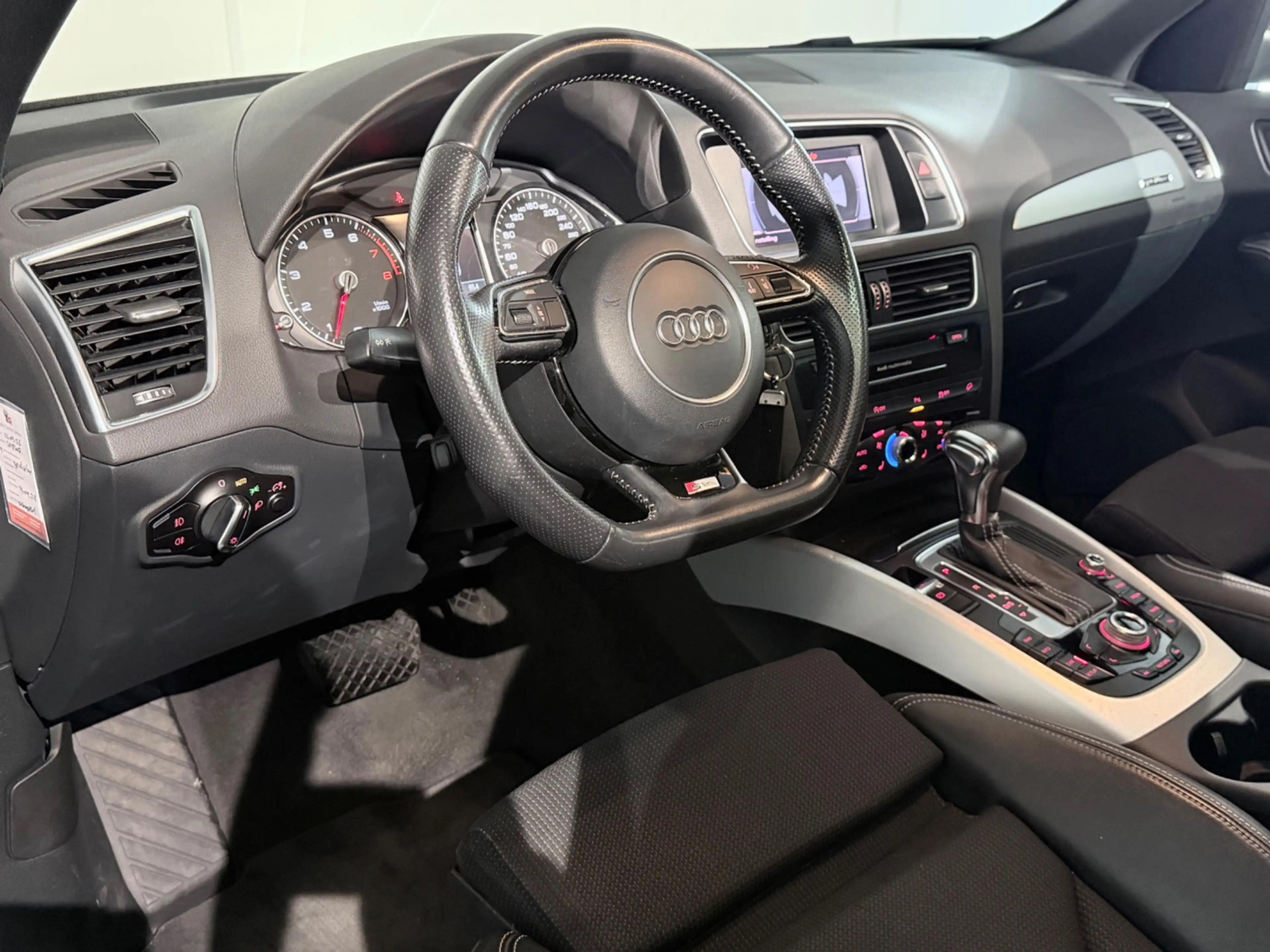 Audi Q5 2.0 TFSI Quattro S-Line Black Edition /Clima/PANO/ — photo 28