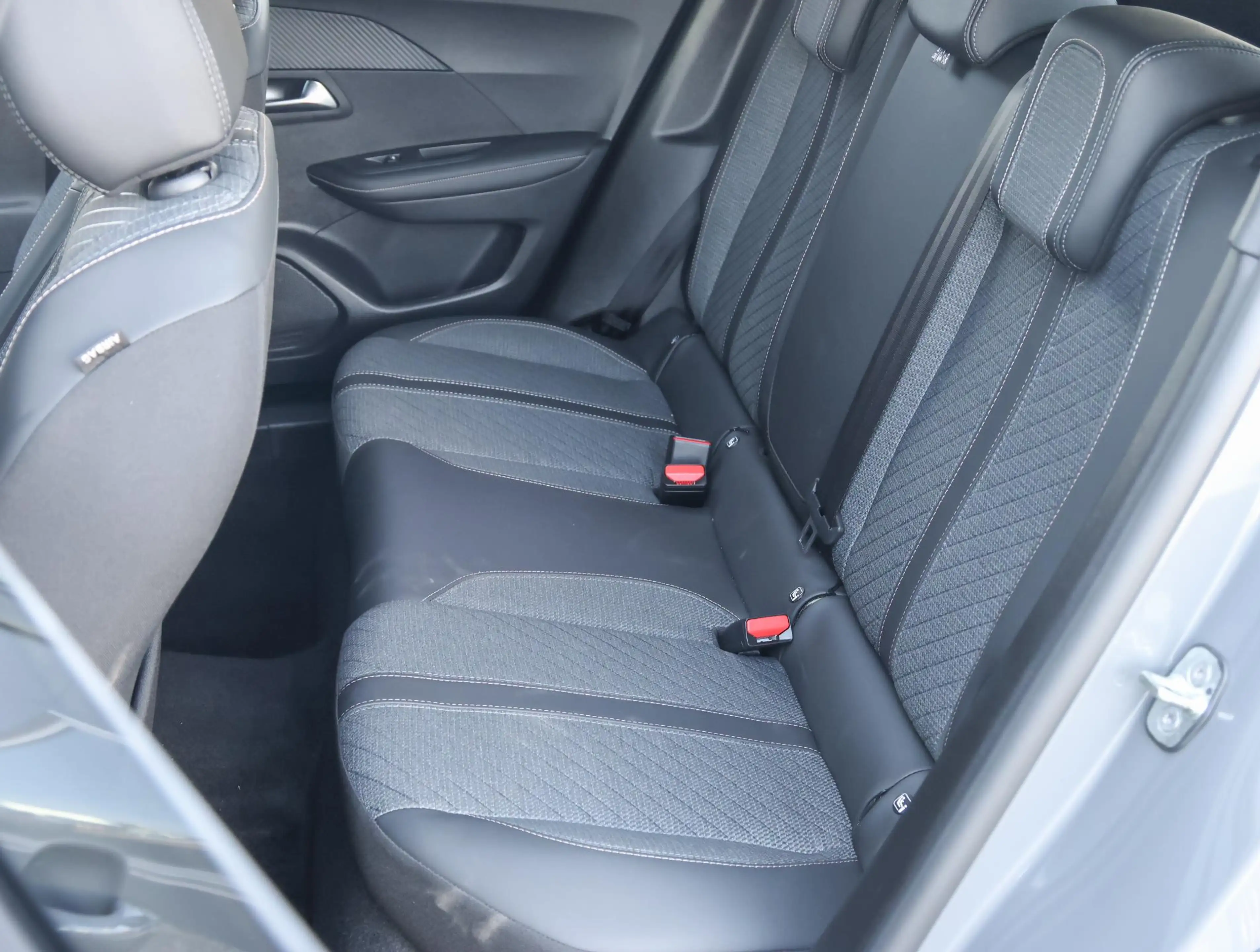 Peugeot 2008 1.2 Hybrid 145 Allure Camera | 8 jaar garantie! | — photo 15