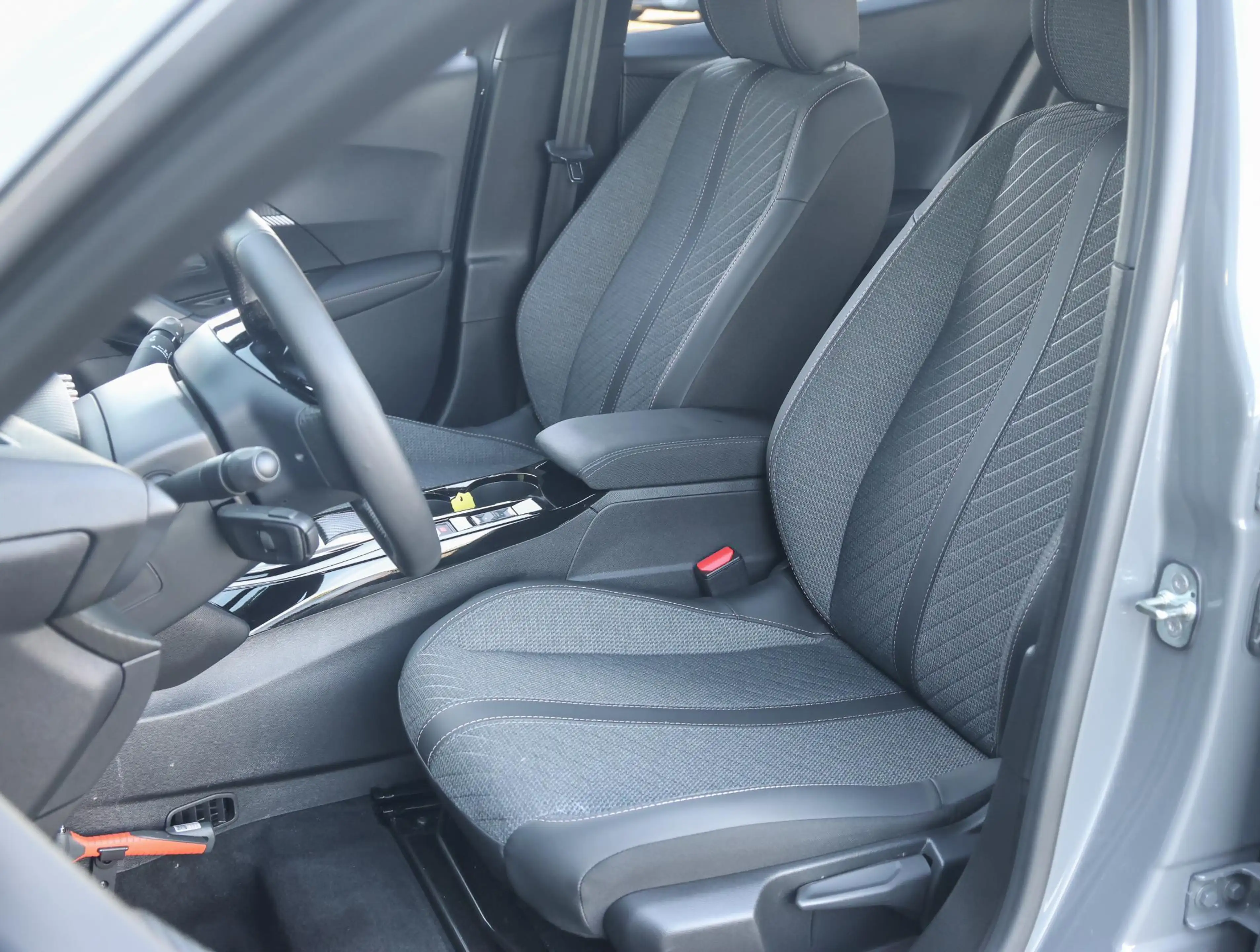 Peugeot 2008 1.2 Hybrid 145 Allure Camera | 8 jaar garantie! | — photo 11