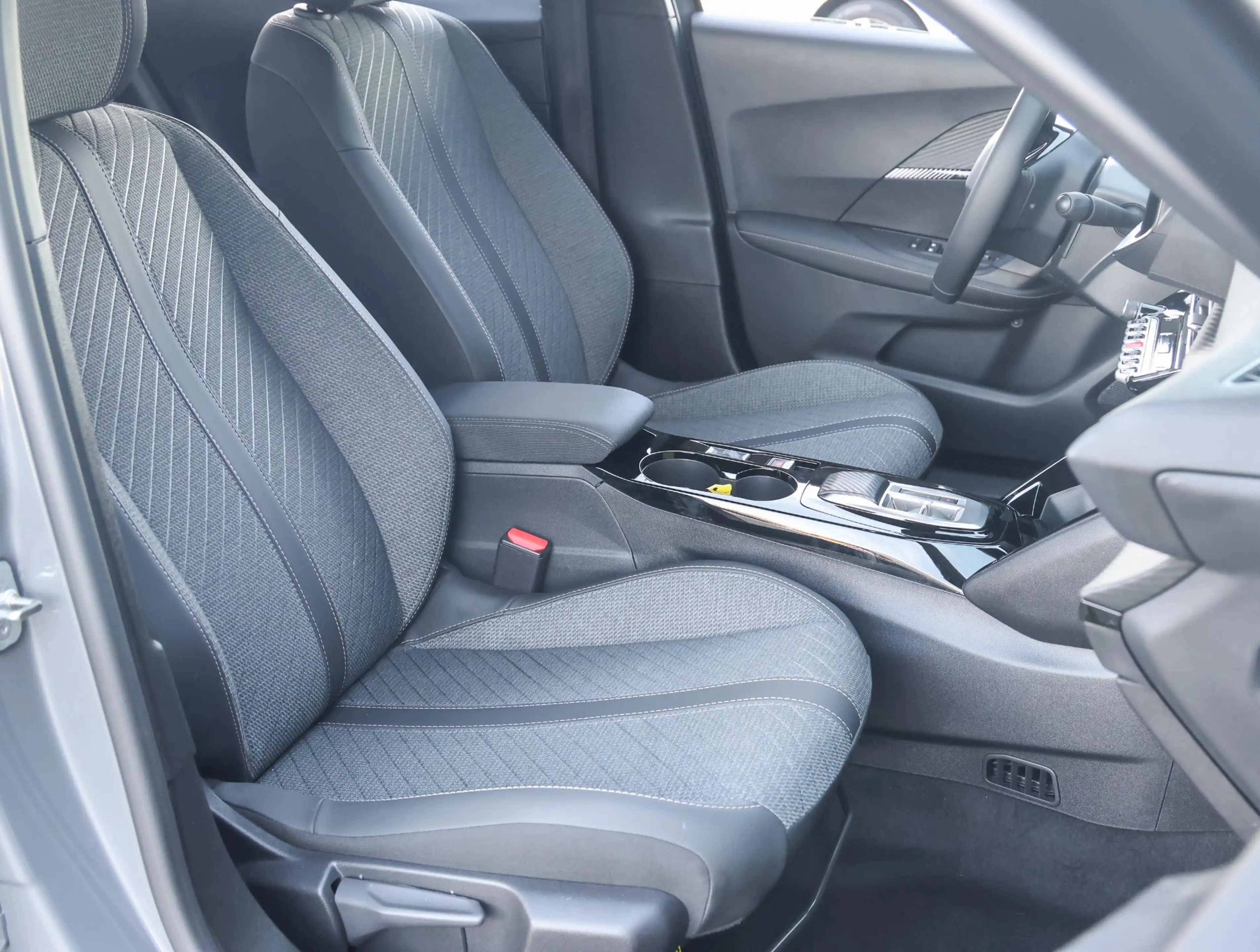 Peugeot 2008 1.2 Hybrid 145 Allure Camera | 8 jaar garantie! | — photo 9