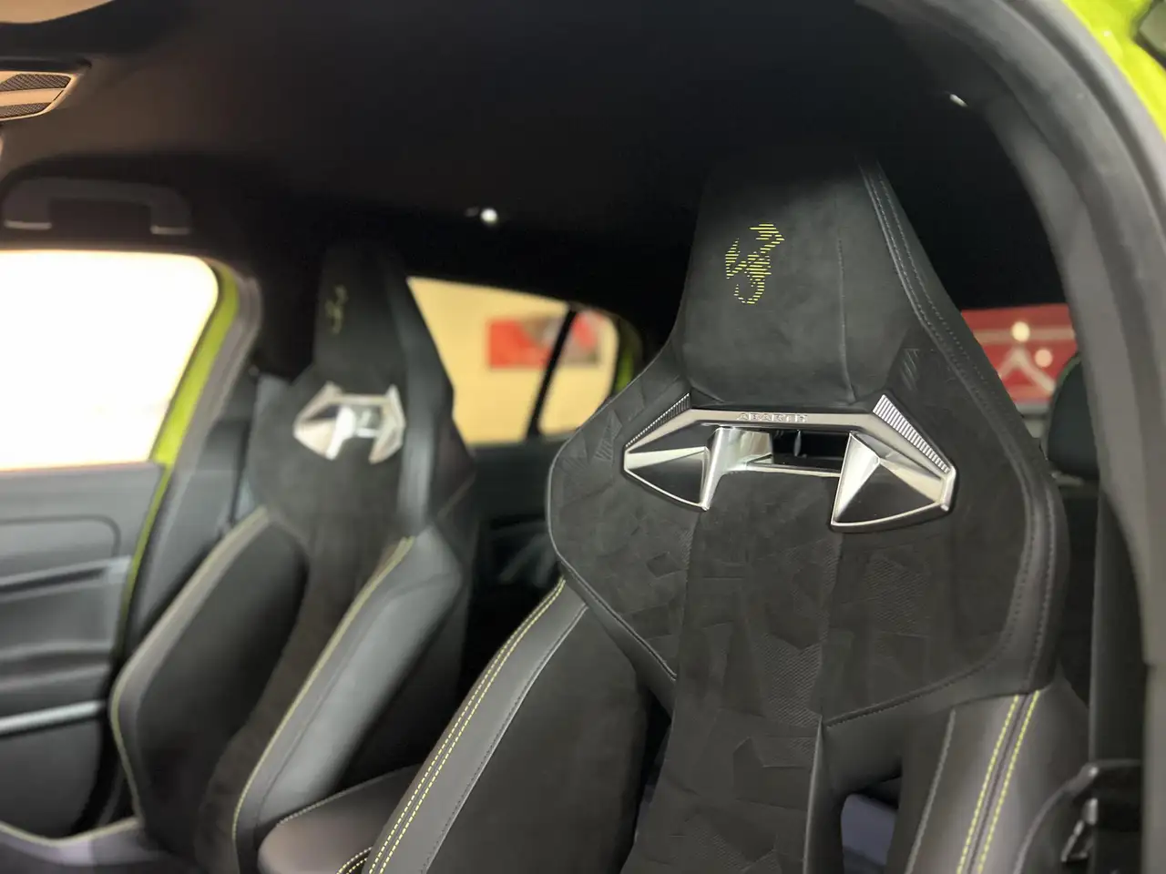 Abarth 500e 2025 — фото 14