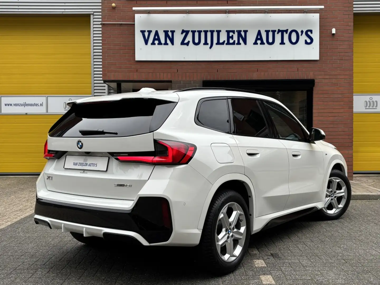 BMW X1 sDrive18i M-Sport Panorama Head-up Keyless HarmanK Wit - 2