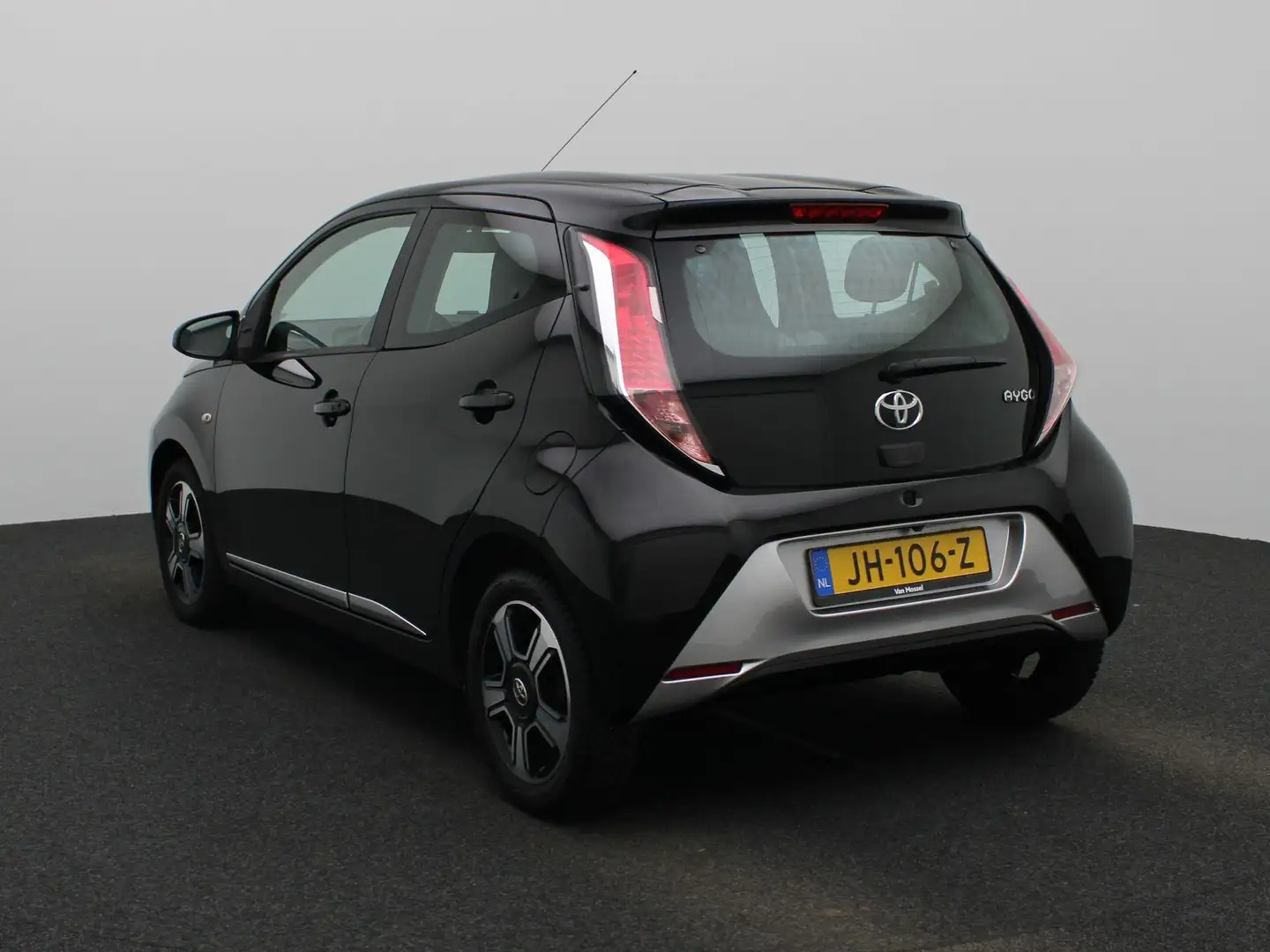 Toyota Aygo 1.0 VVT-i x-wave | Climate Control | Achteruitrijc Zwart - 2