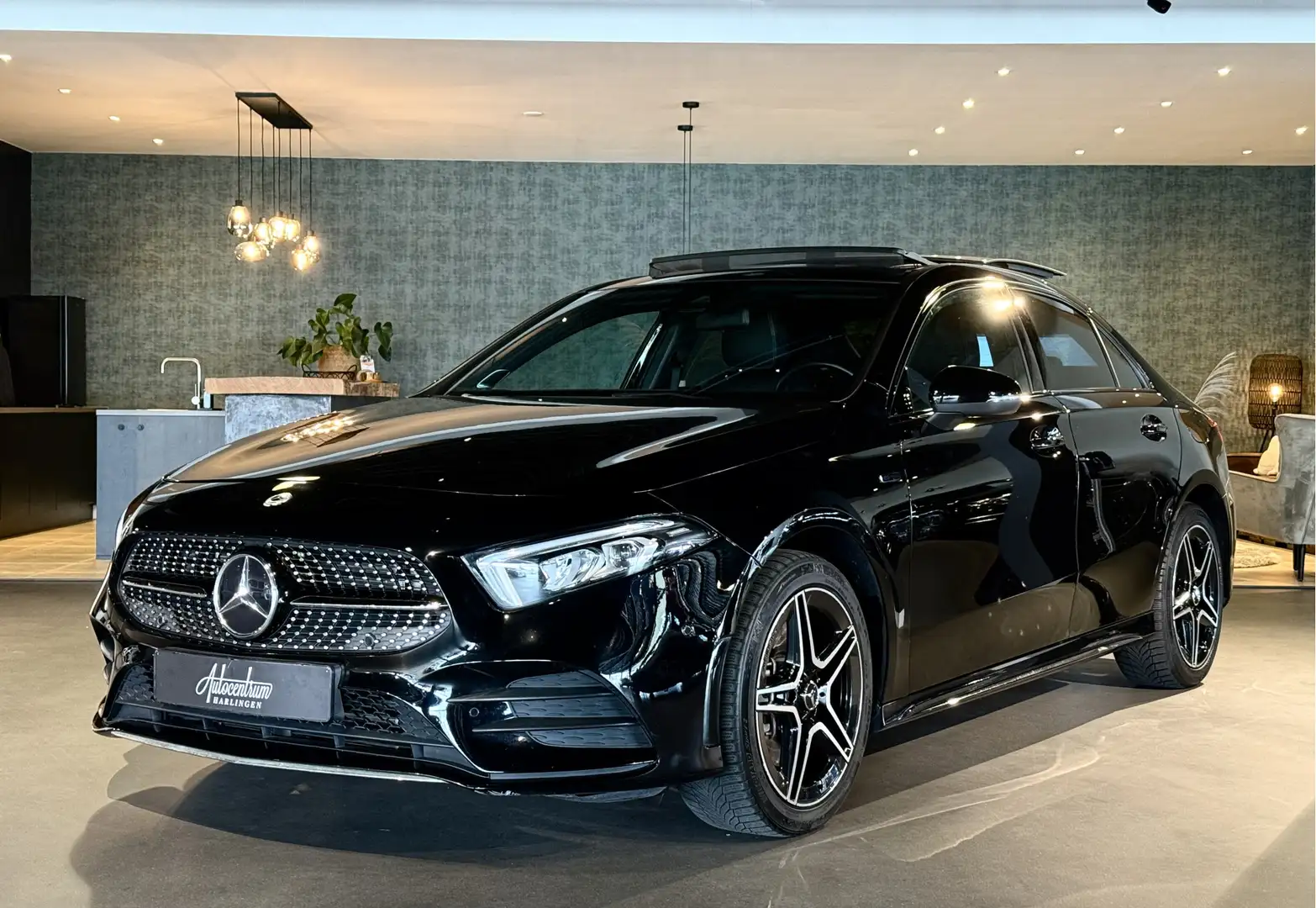 Mercedes-Benz A 250 250e AMG I Pano I Burmester I Camera Zwart - 1