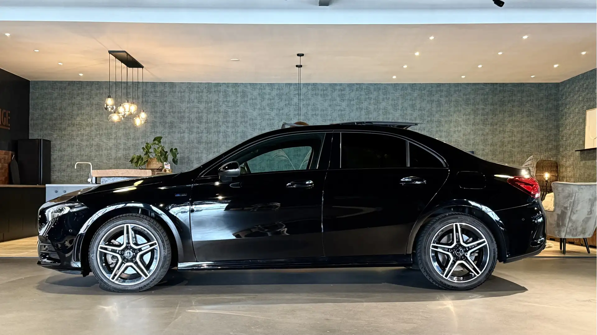 Mercedes-Benz A 250 250e AMG I Pano I Burmester I Camera Zwart - 2