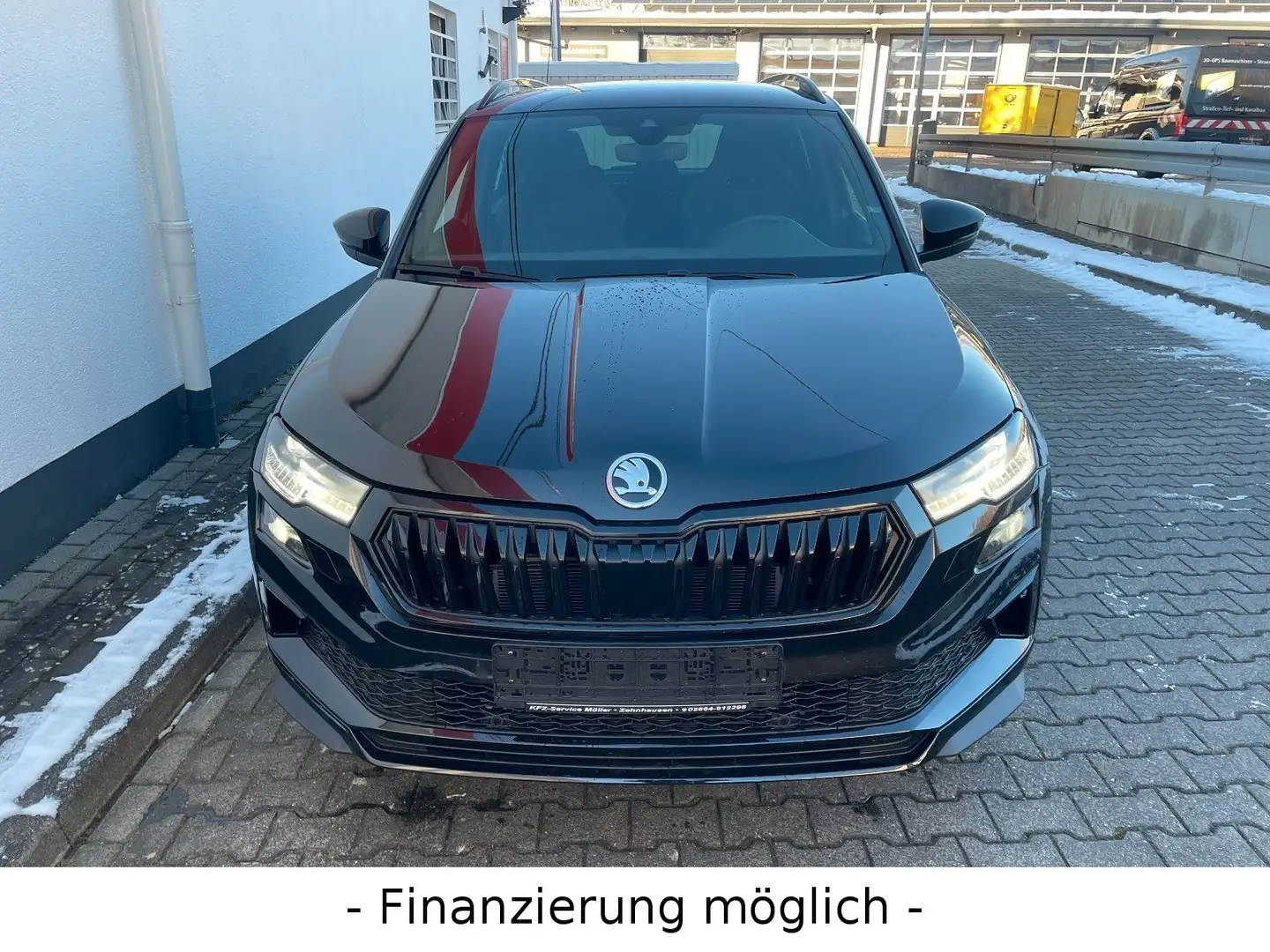 Skoda Karoq 1.5l TSI DSG Sportline / NAVI / AHK schw. Zwart - 2