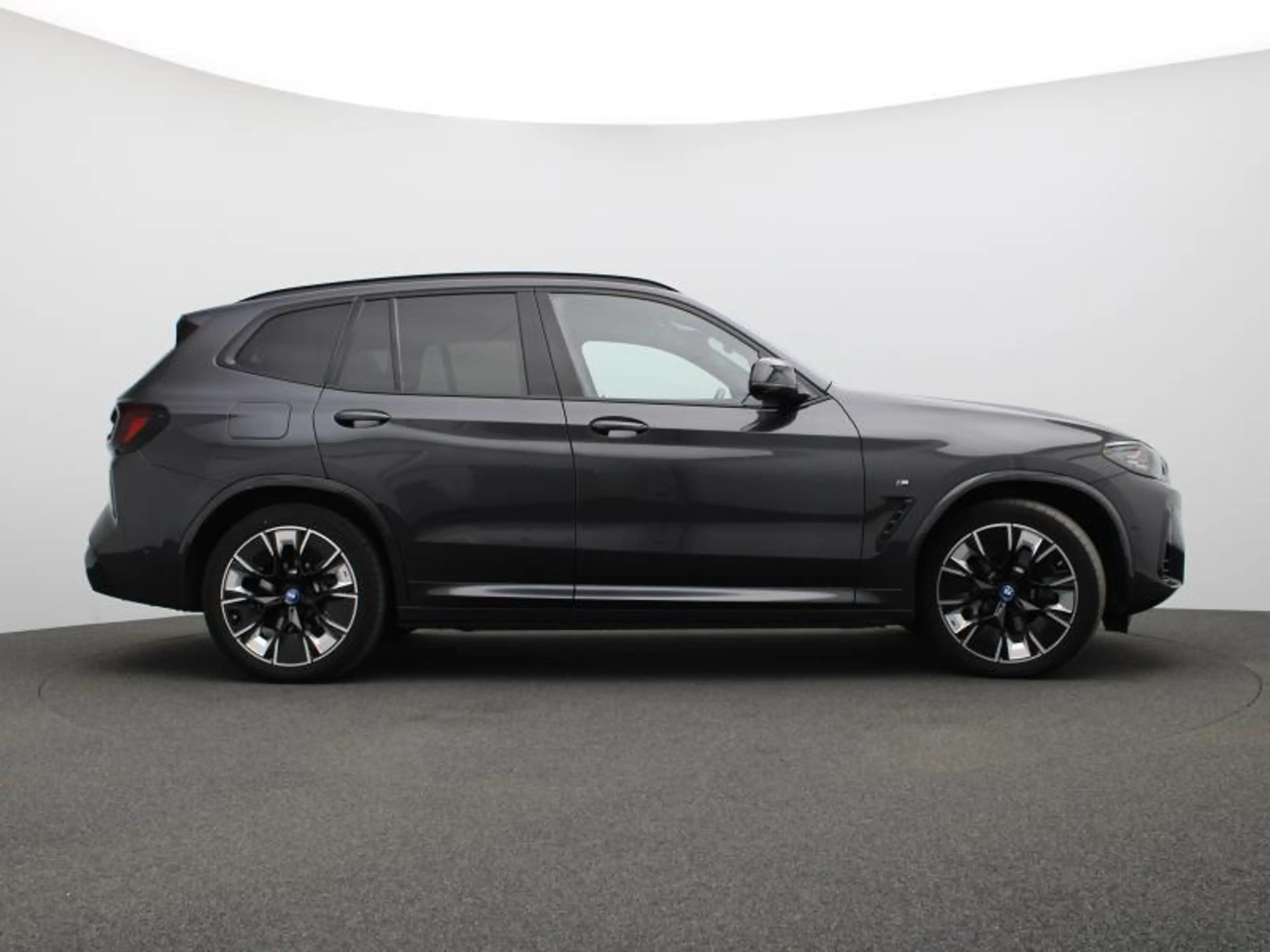 BMW iX3 Impressive — photo 3