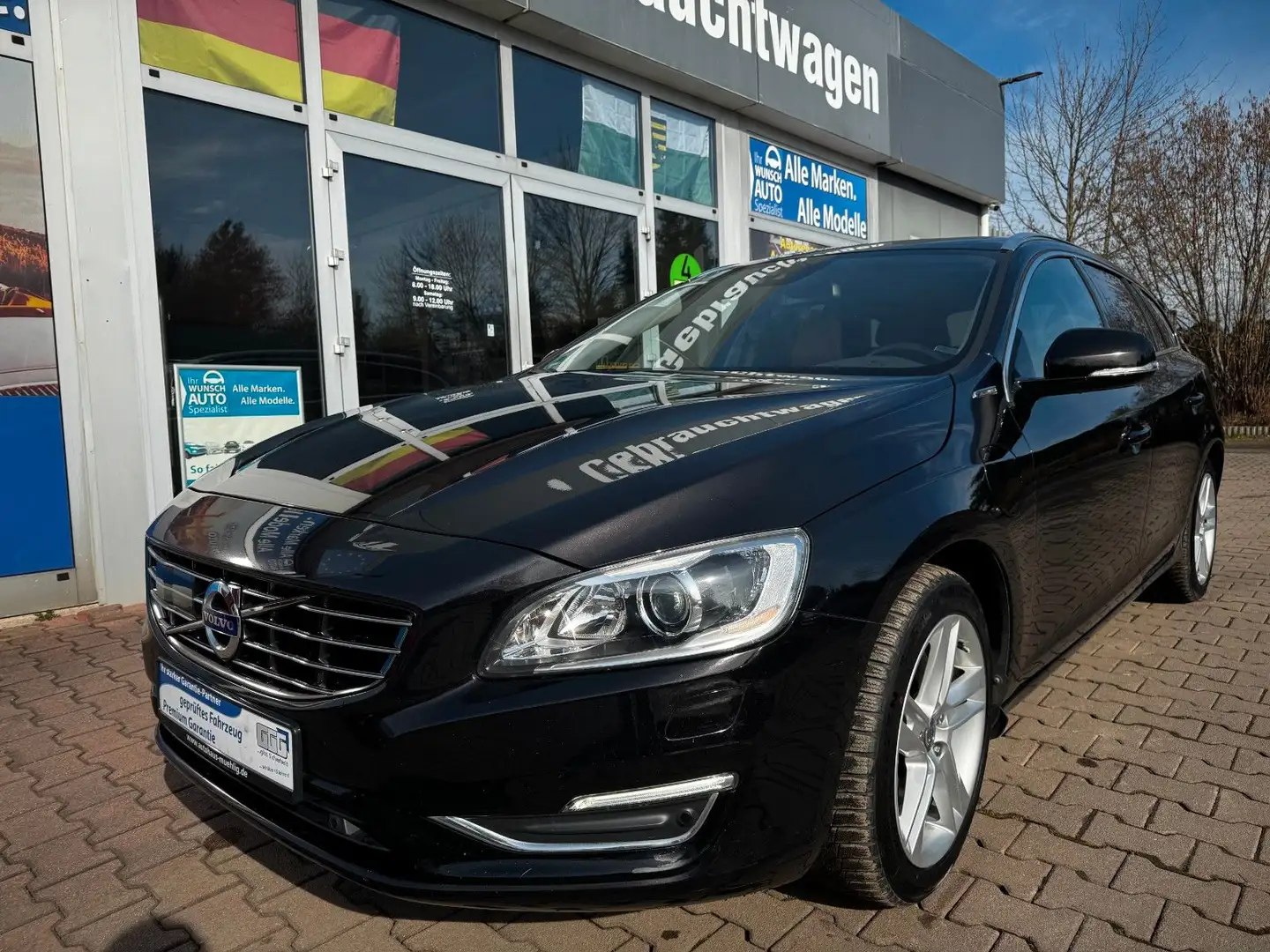Volvo V60 Kombi Summum AWD Schwarz - 1