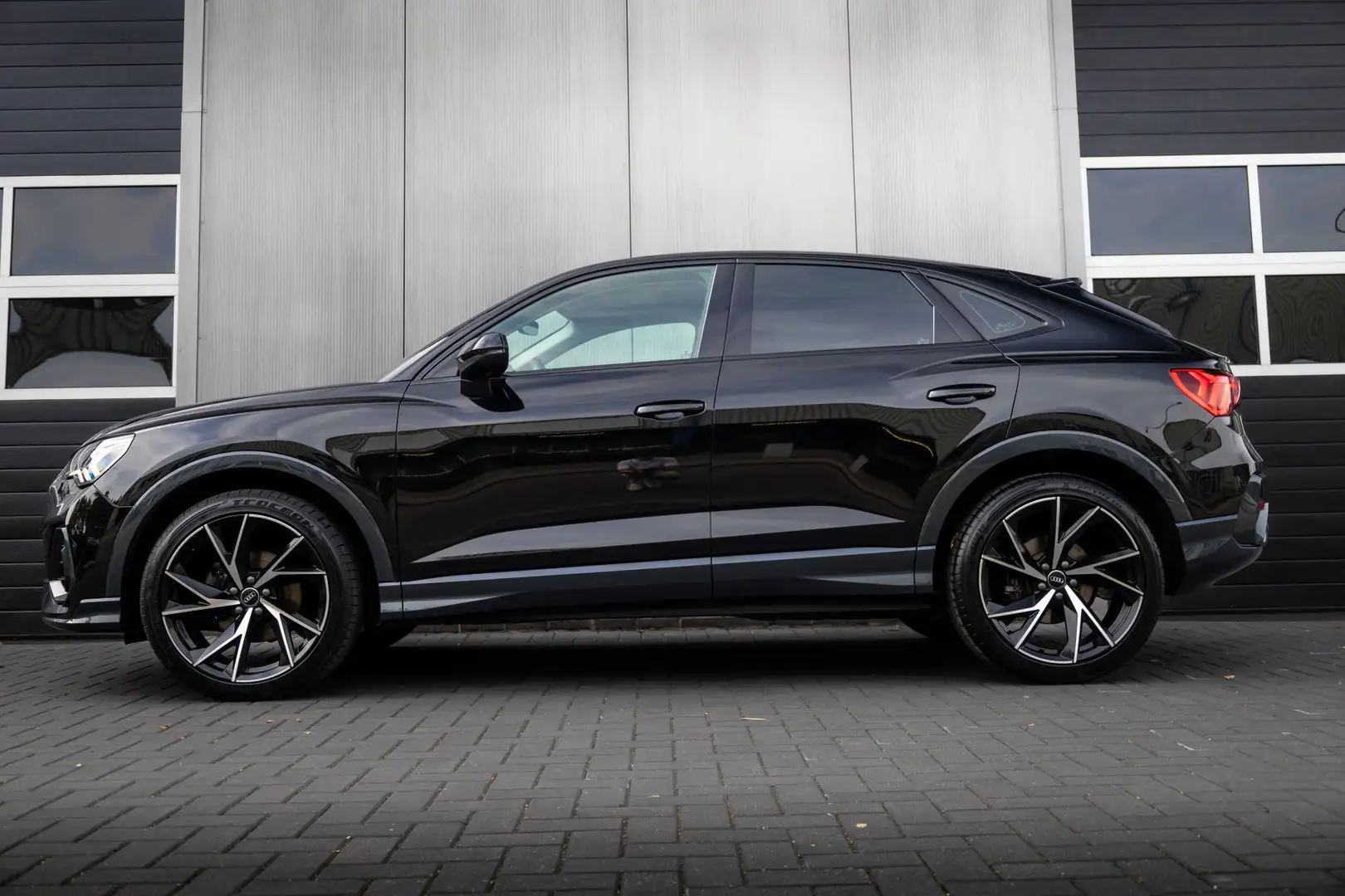 Audi Q3 Sportback 35 TFSI 150 pk Pro Line Business / Facel Nero - 2