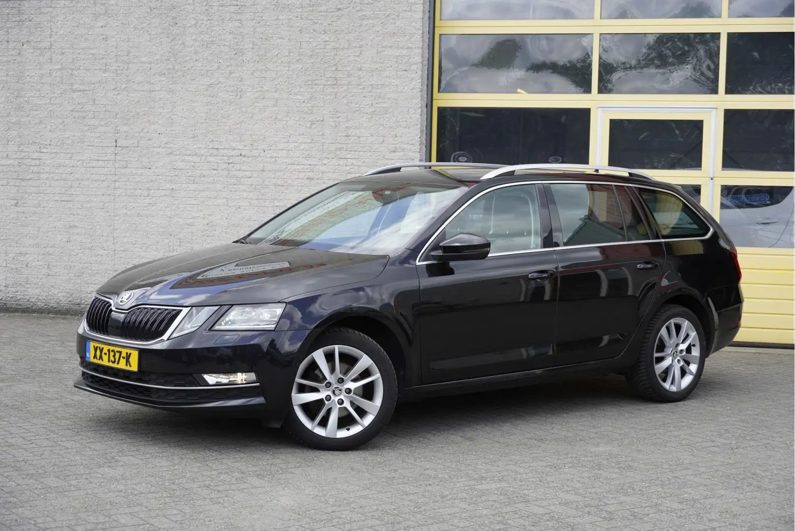 Skoda Octavia Combi 1.0 TSI Style Business BJ2019 Lmv 17" | Led Zwart - 2