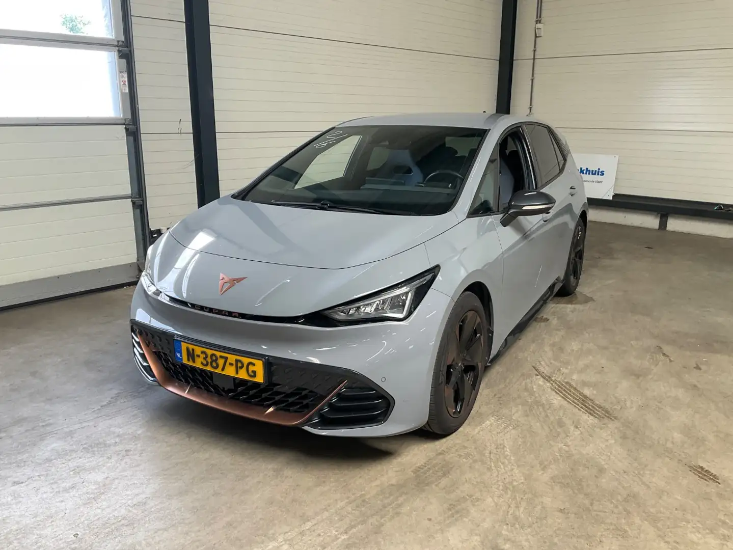 CUPRA Born Performance One 204 pk 62 kWh | Achteruitrijcamera Grijs - 1