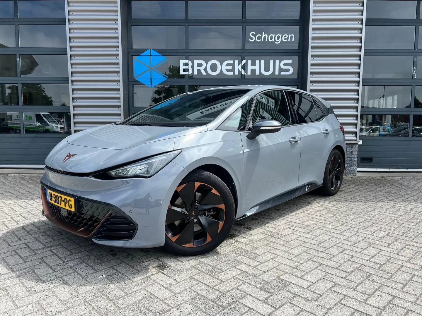 CUPRA Born Performance One 204 pk 62 kWh | Achteruitrijcamera Grijs - 1