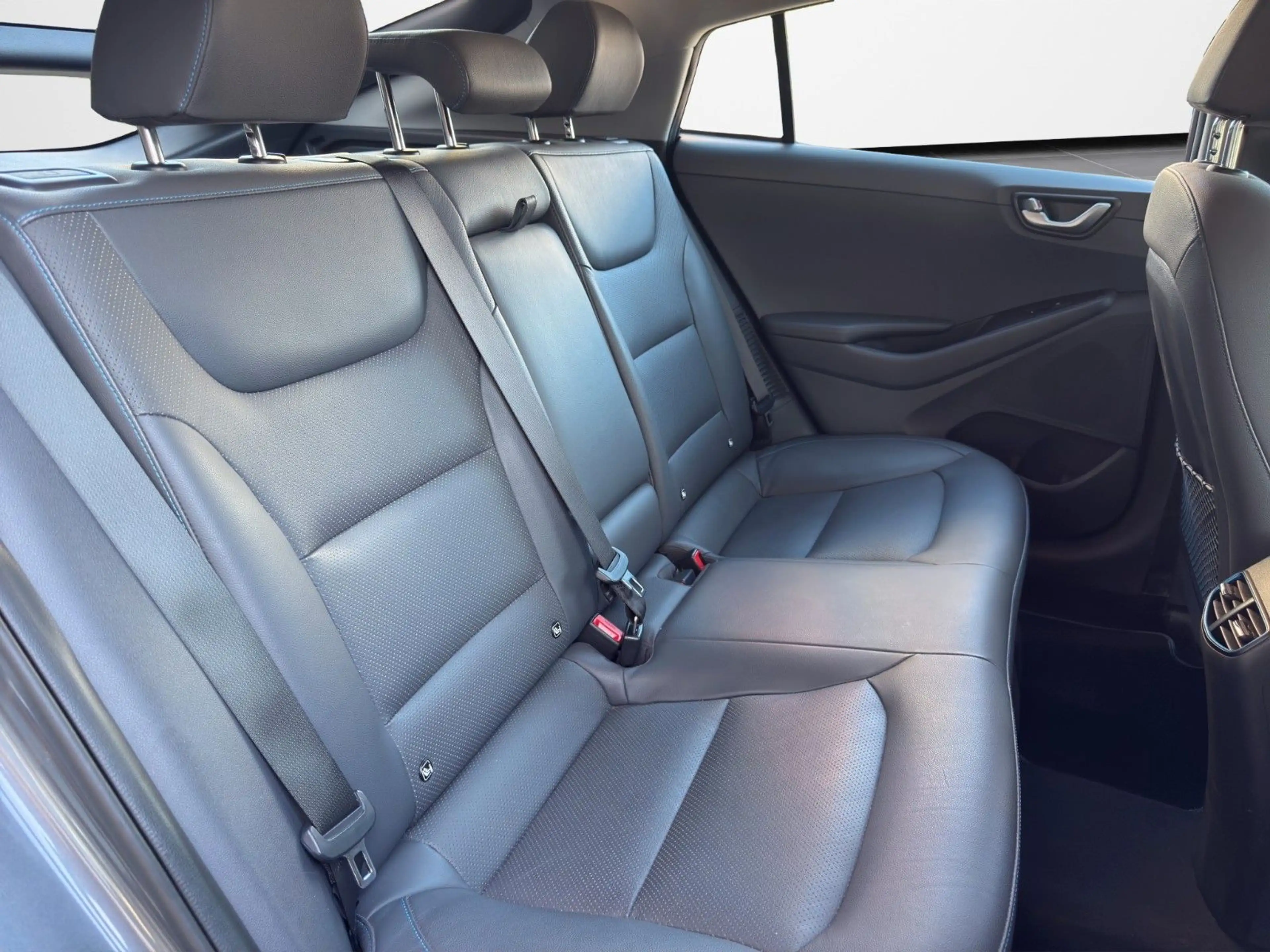 Hyundai IONIQ Lim. Premium Plug-In Hybrid NAVI ACC LEDER — photo 11