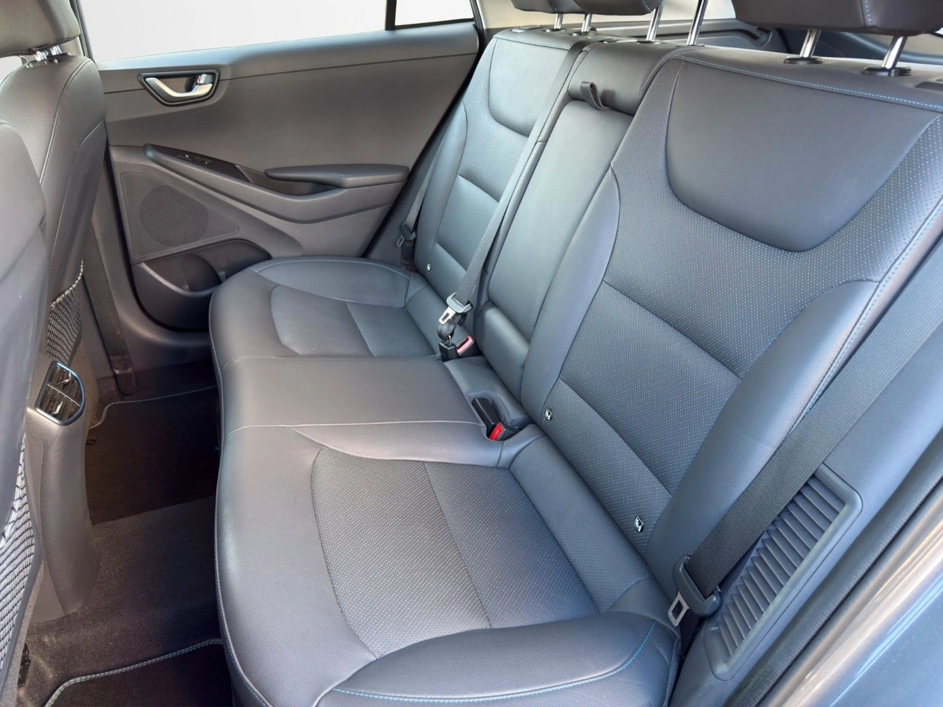 Hyundai IONIQ Lim. Premium Plug-In Hybrid NAVI ACC LEDER — photo 10