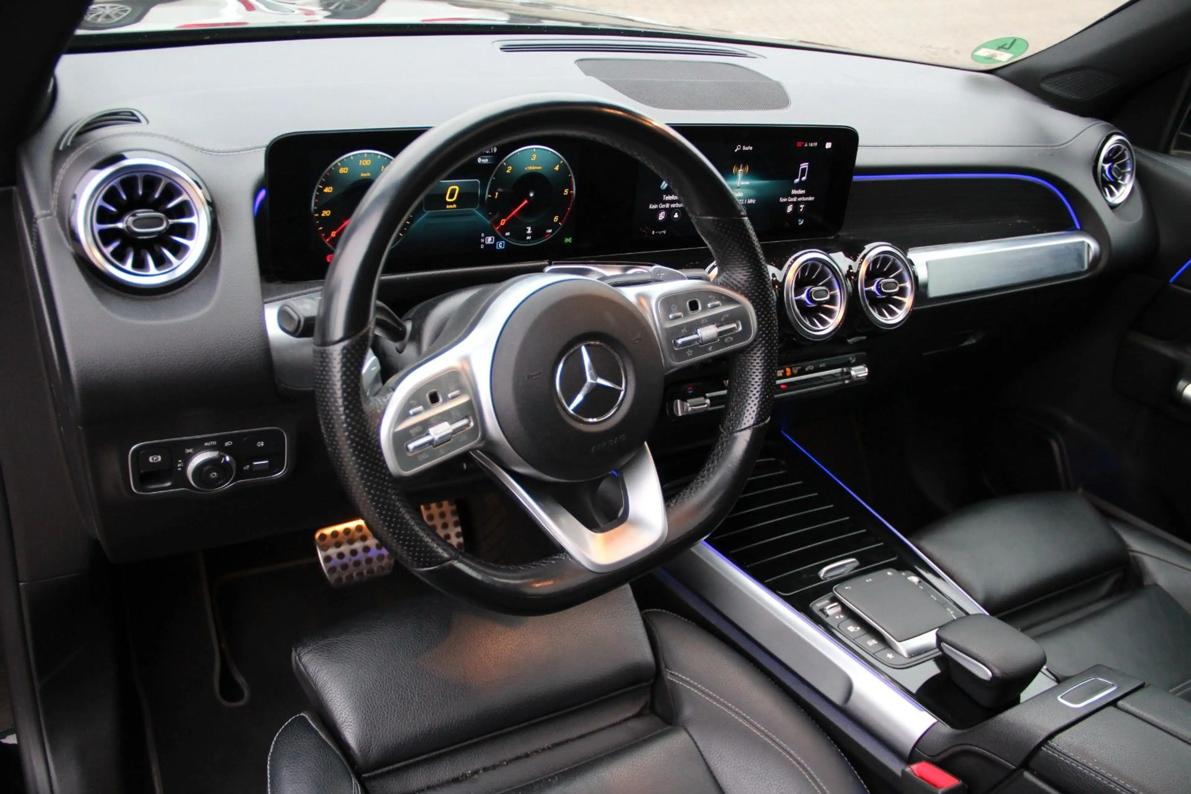 Mercedes-Benz GLB 220 d 4Matic AMG Night, Pano, RFK, 7 SItzer — photo 11