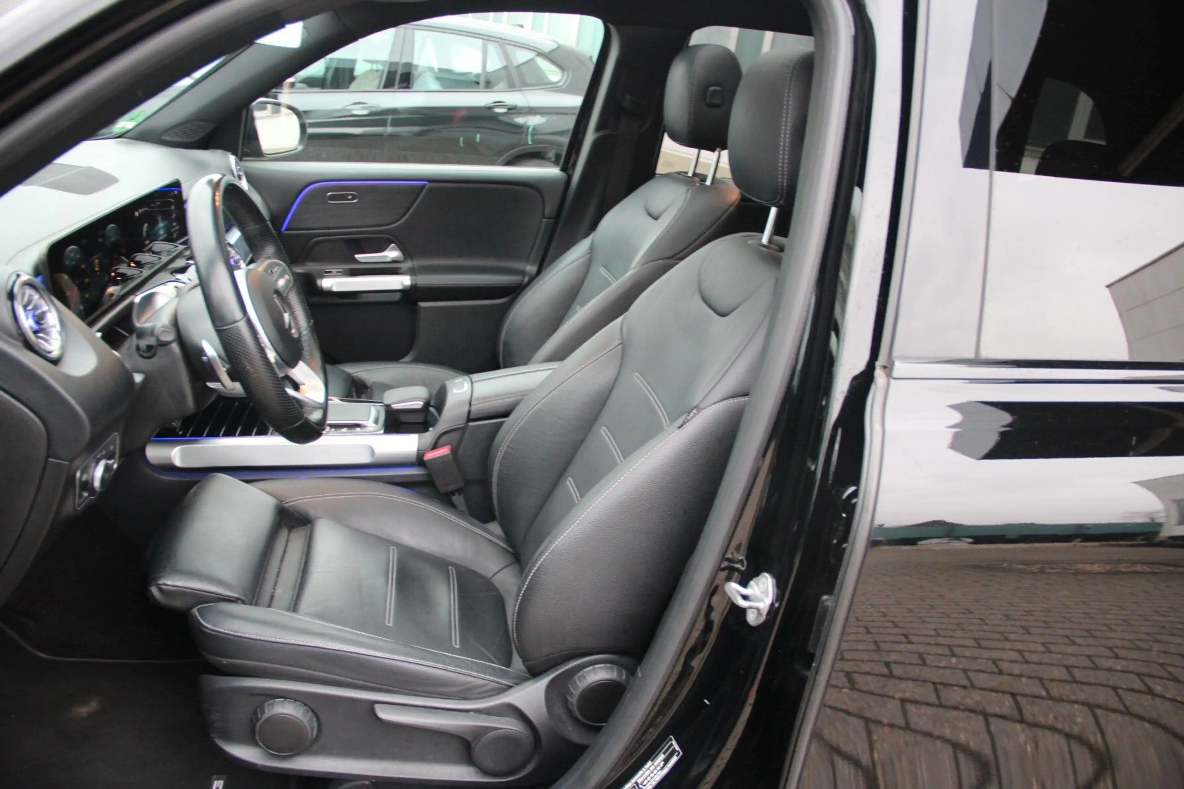 Mercedes-Benz GLB 220 d 4Matic AMG Night, Pano, RFK, 7 SItzer — photo 12