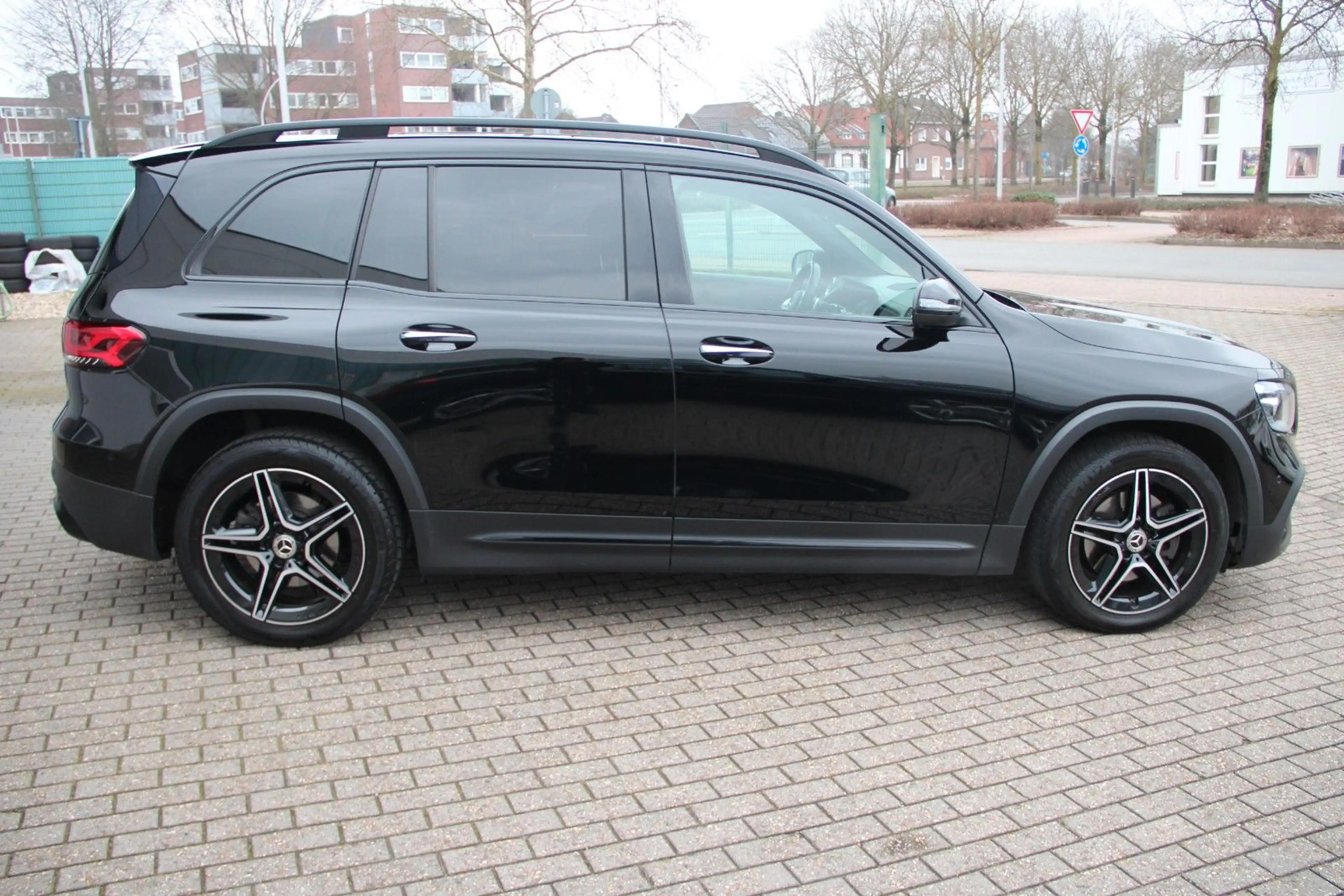 Mercedes-Benz GLB 220 d 4Matic AMG Night, Pano, RFK, 7 SItzer — photo 8