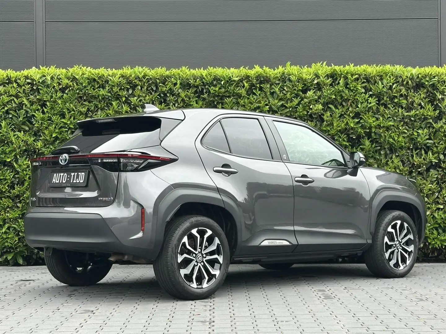 Toyota Yaris Cross 1.5 Hybrid Dynamic, CARPLAY, ECC-AIRCO, ADAPTIVE C Grijs - 2