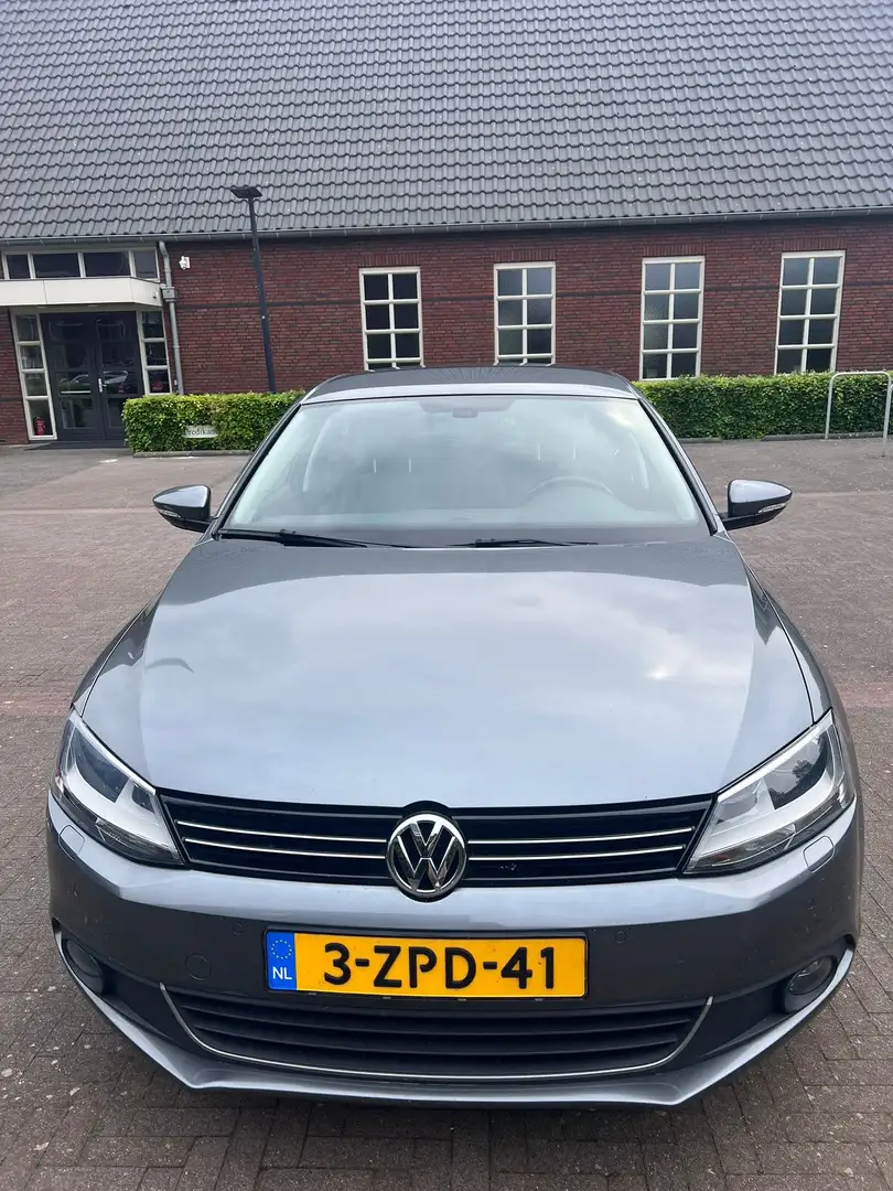 Volkswagen Jetta 1.4 TSI Highline Gris - 1