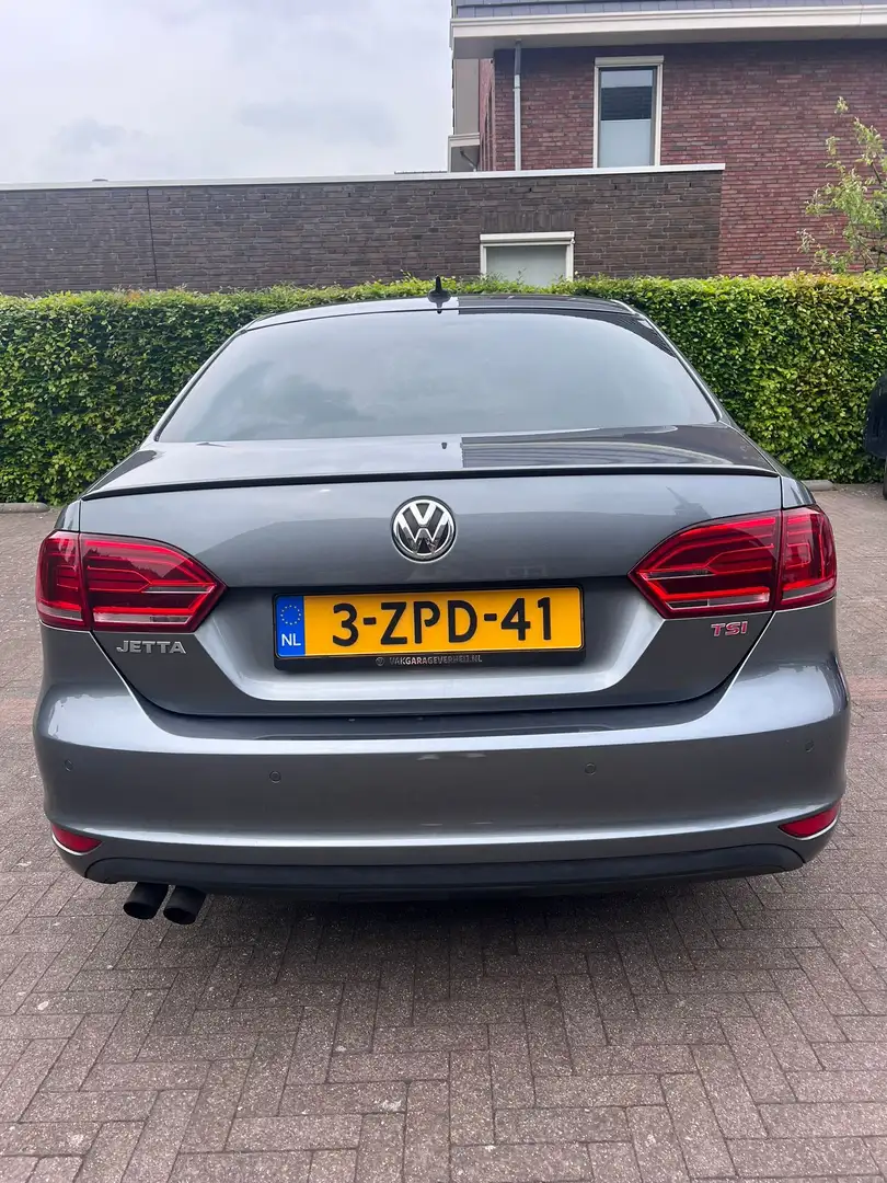Volkswagen Jetta 1.4 TSI Highline Gris - 2