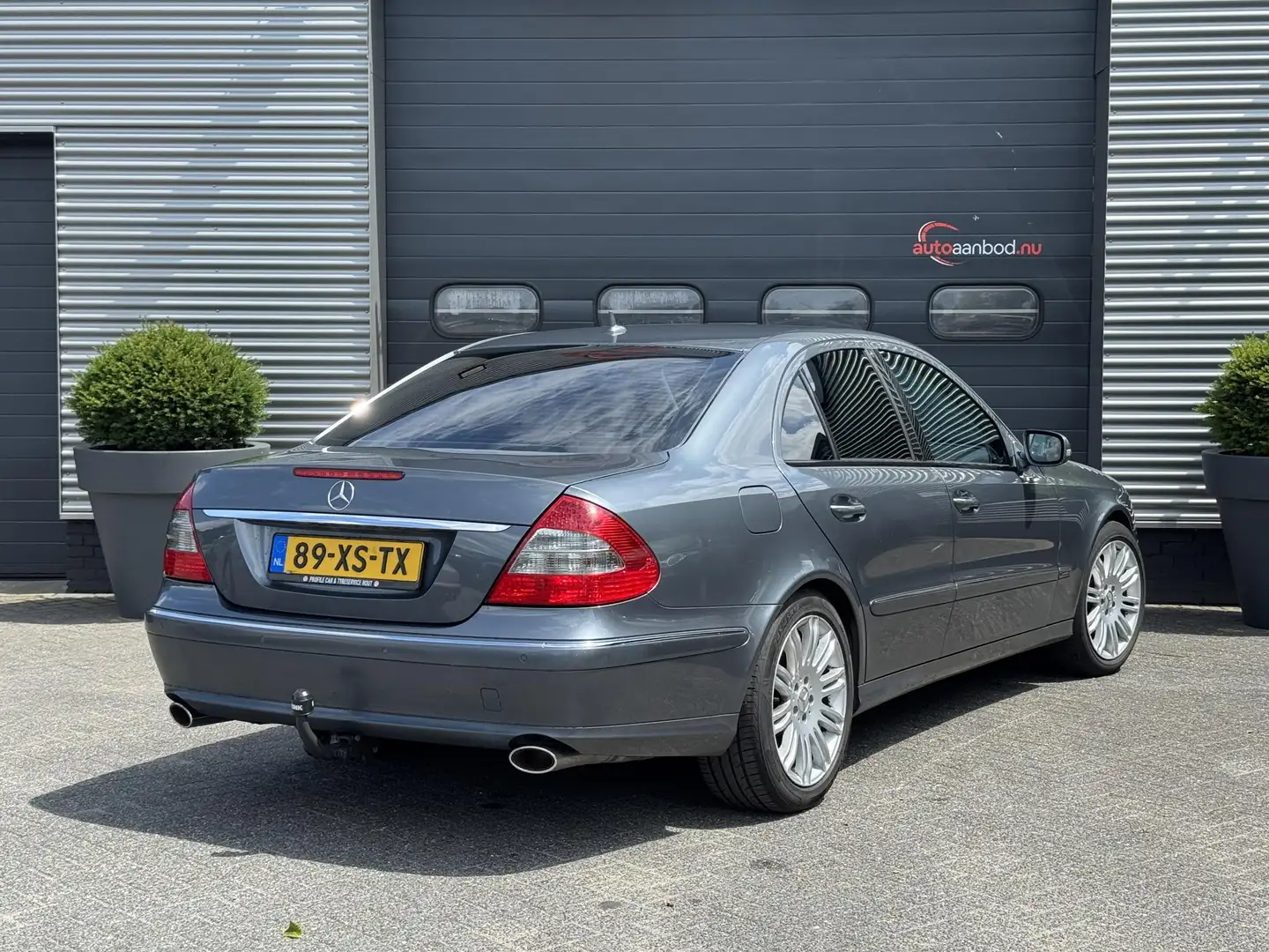 Mercedes-Benz E 230 Avantgarde | Navigatie | Privacy Glass | Trekhaak Grijs - 2