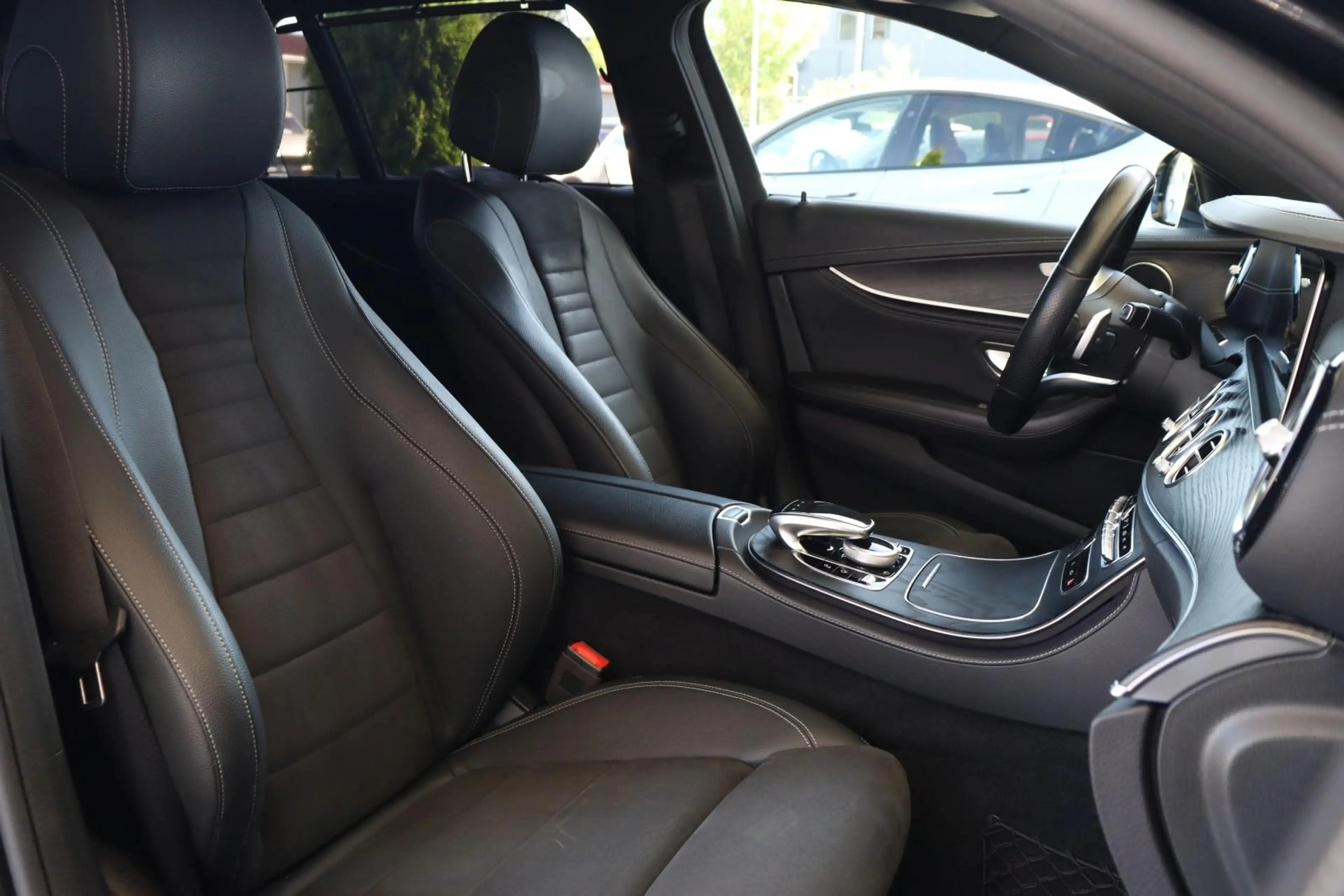 Mercedes-Benz E 400 d 4Matic AMG-Line +AIRMATIC+MULTIBEAM+PANO+ — photo 13