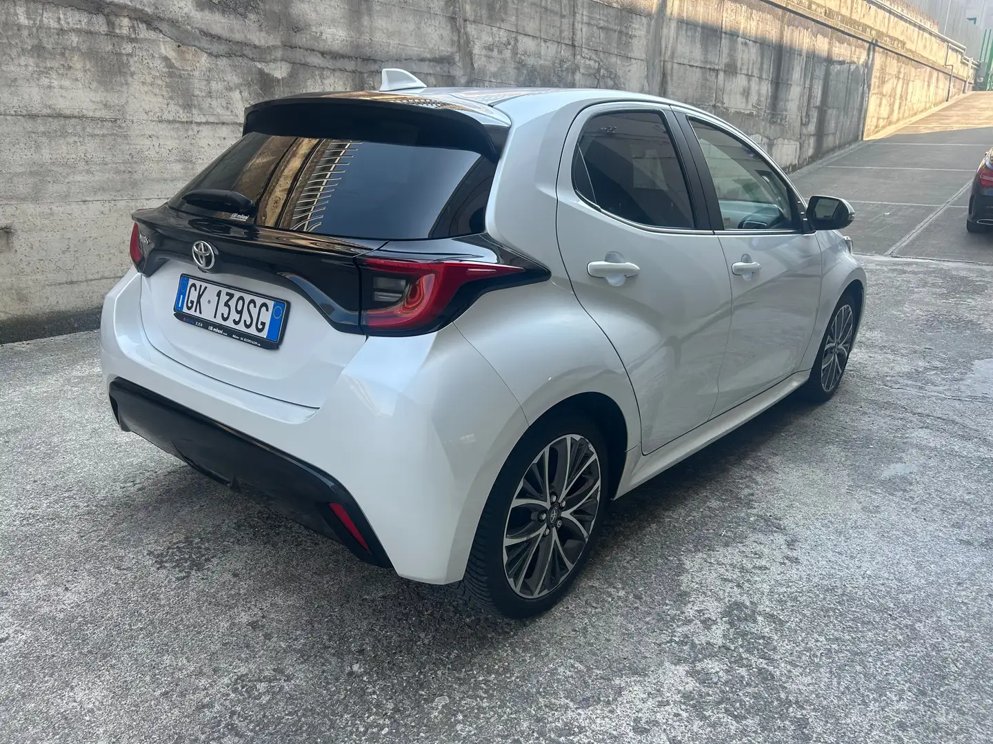 Toyota Yaris 1.5 GR Line 125 cv  Auto Bianco - 2