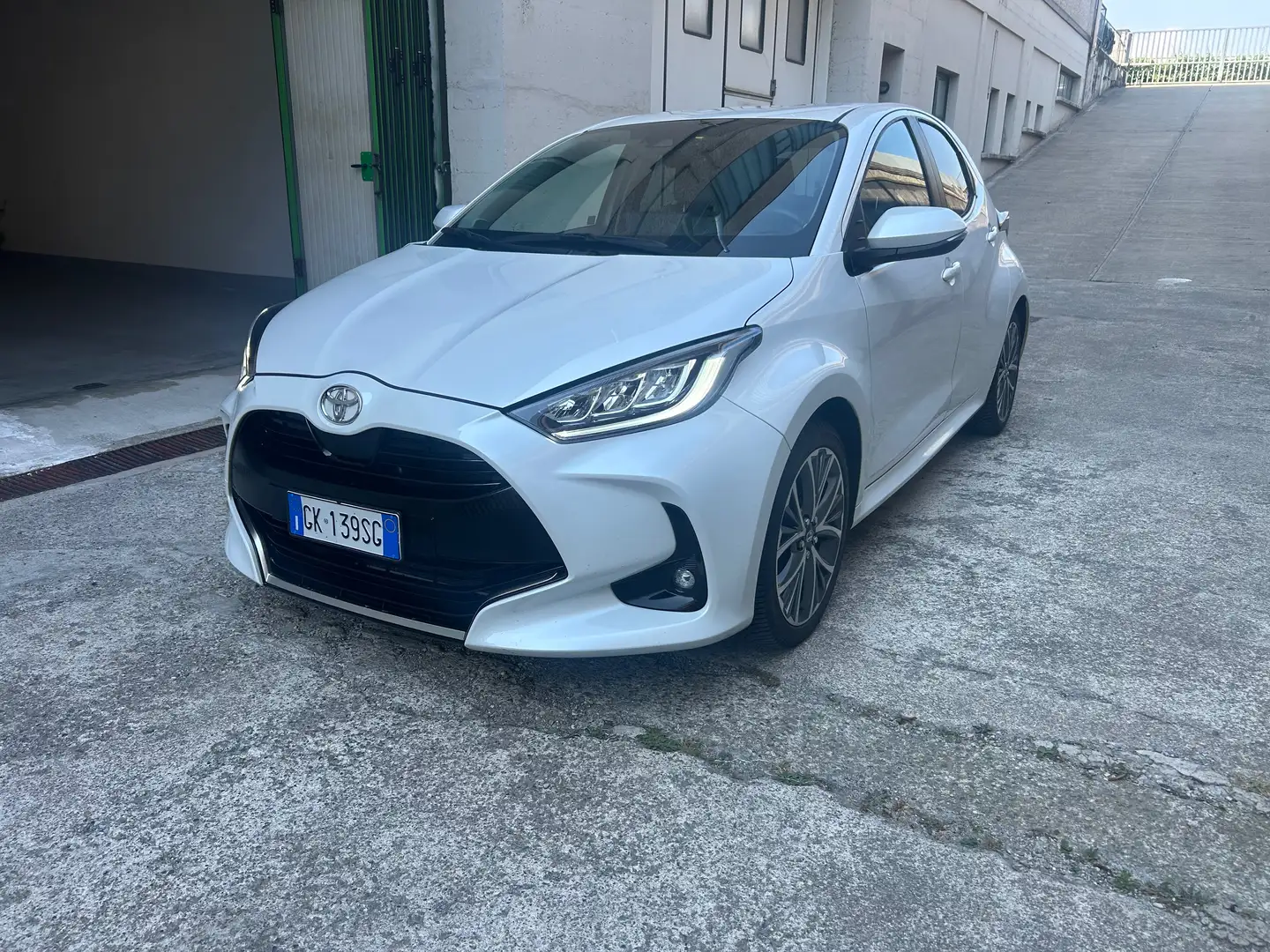 Toyota Yaris 1.5 GR Line 125 cv  Auto Bianco - 1