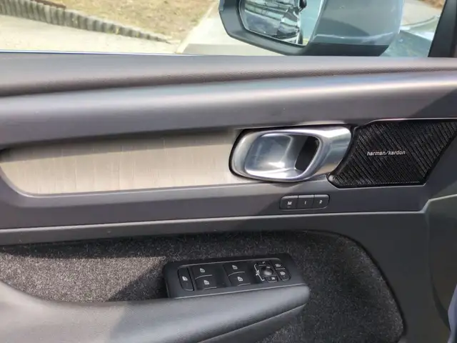 Volvo XC40 view 12