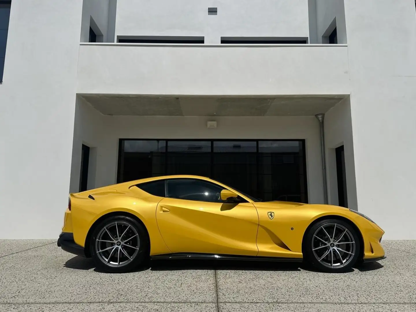 Ferrari 812 6.5i V12 Geel - 2