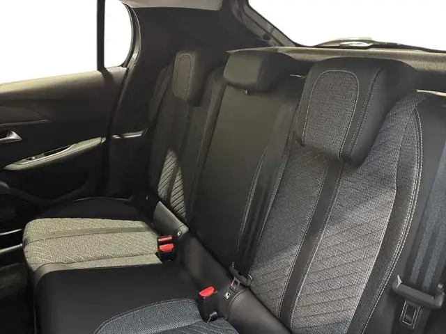 Peugeot 208 view 9
