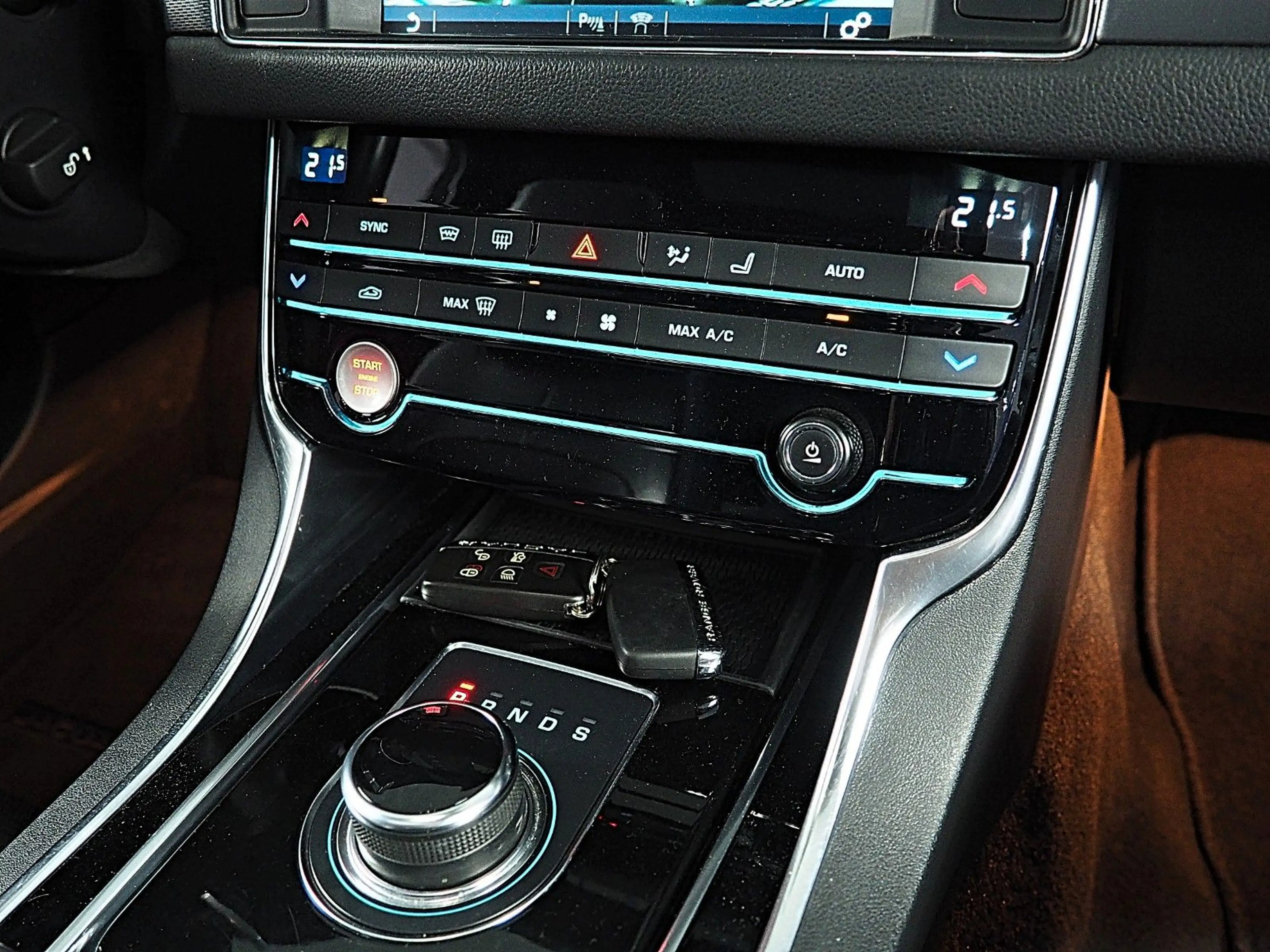 Jaguar XF *R-SPORTLINE*TÜV+SERVICE-NEU*LEDER*XENON* — photo 15