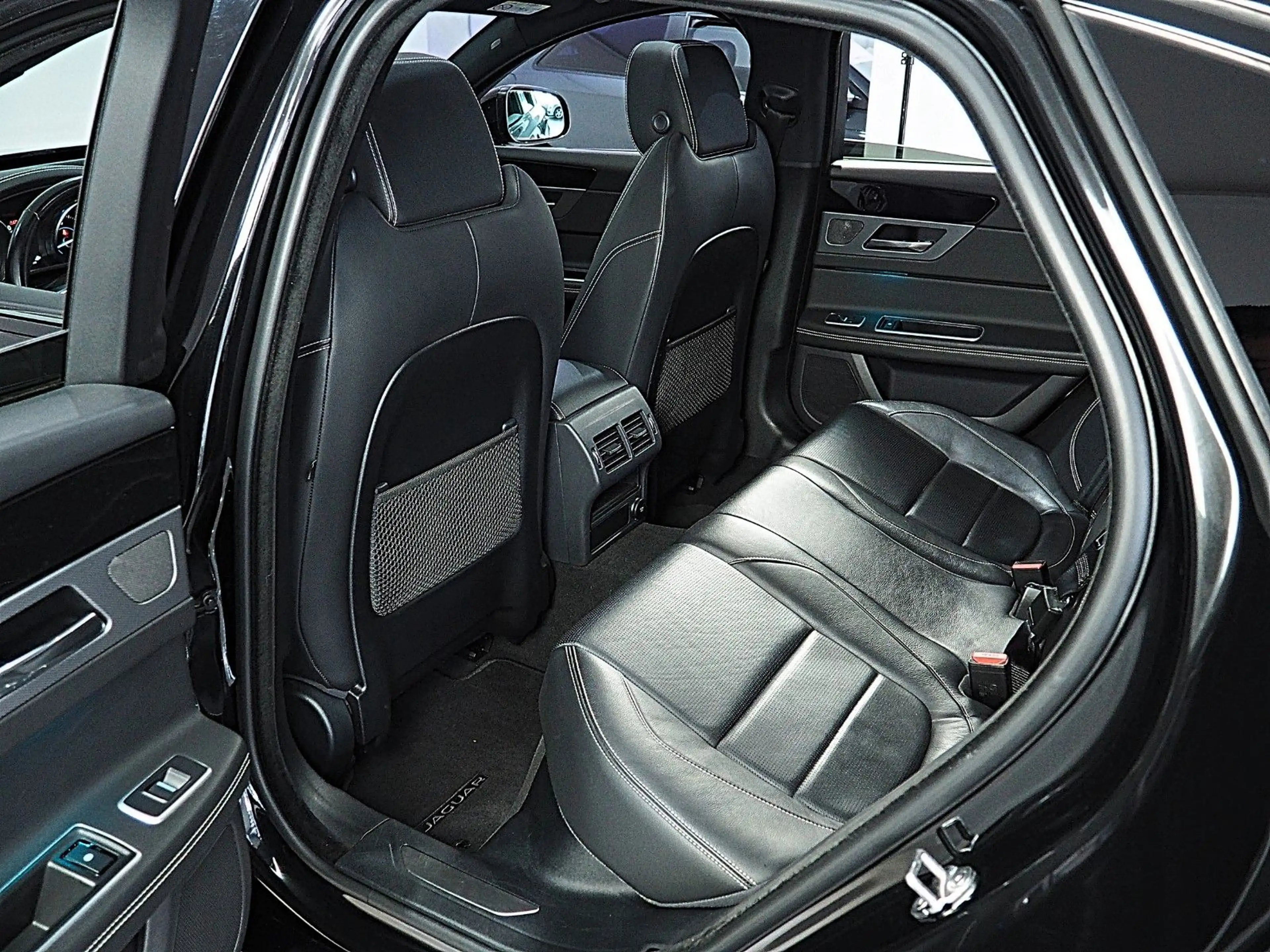 Jaguar XF *R-SPORTLINE*TÜV+SERVICE-NEU*LEDER*XENON* — photo 10