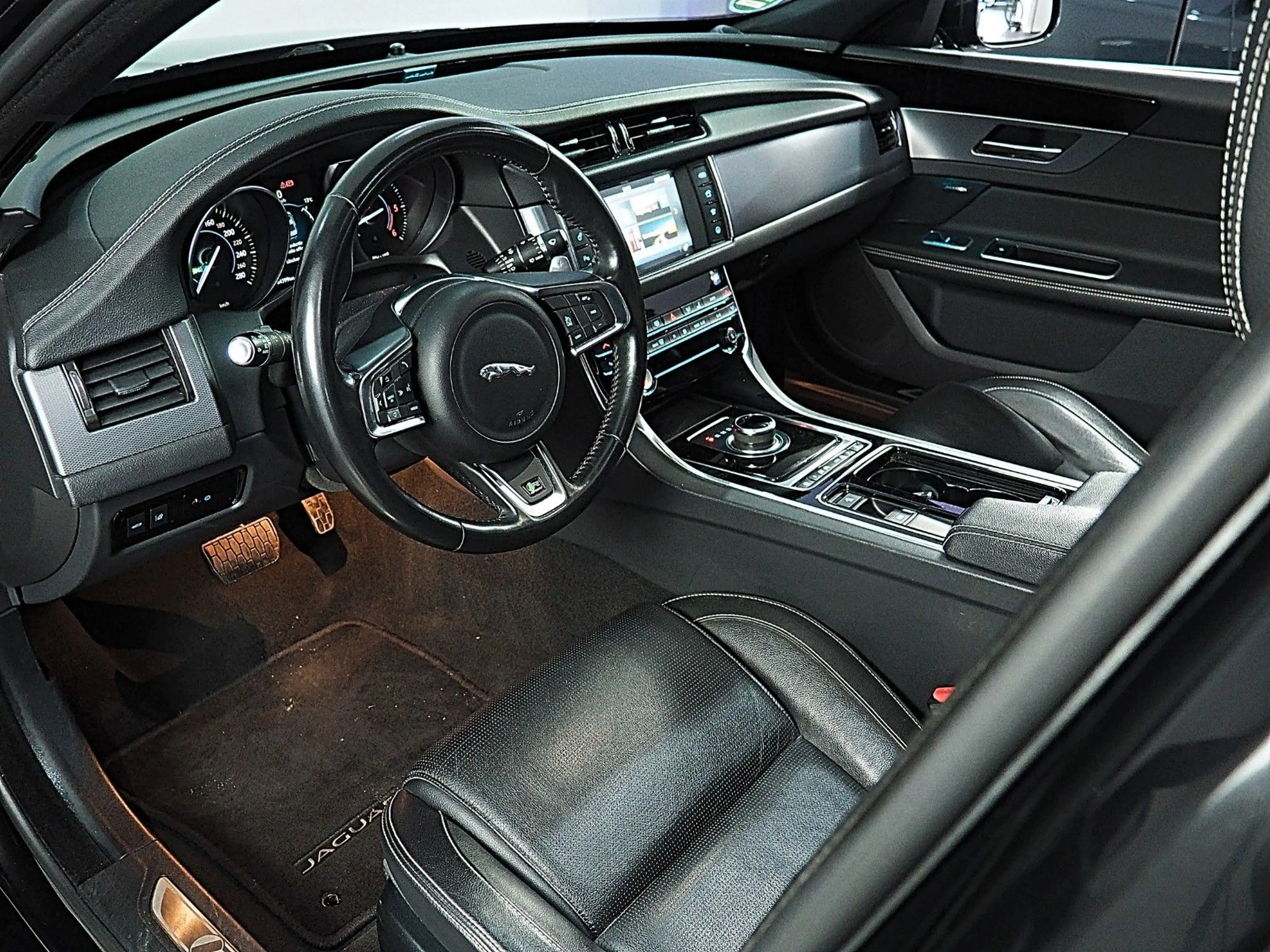 Jaguar XF *R-SPORTLINE*TÜV+SERVICE-NEU*LEDER*XENON* — photo 5