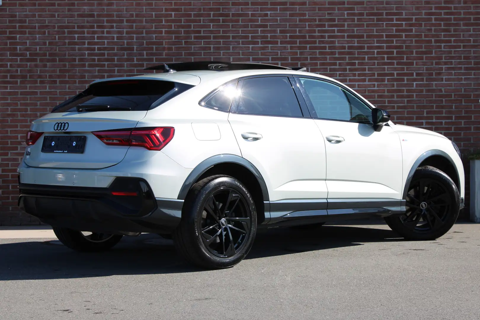 Audi Q3 Sportback 45 1.4 245PK TFSI e S Edition |PANO-DAK| Grau - 2